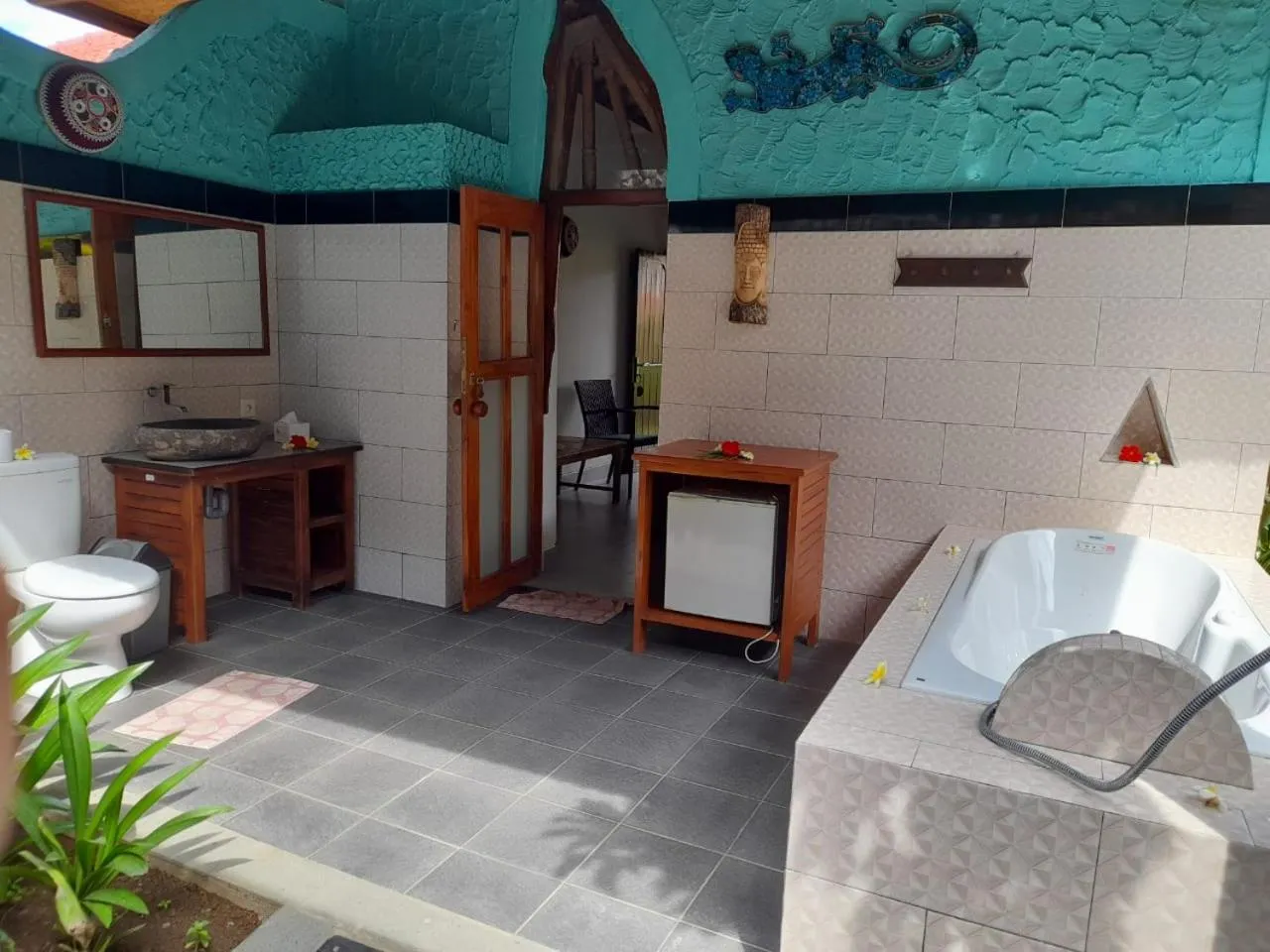 Shower, Bed in 1000 Dream Bungalow