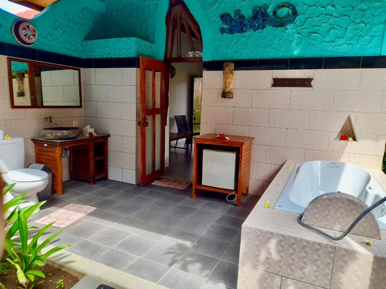 Bathroom, Bed in 1000 Dream Bungalow