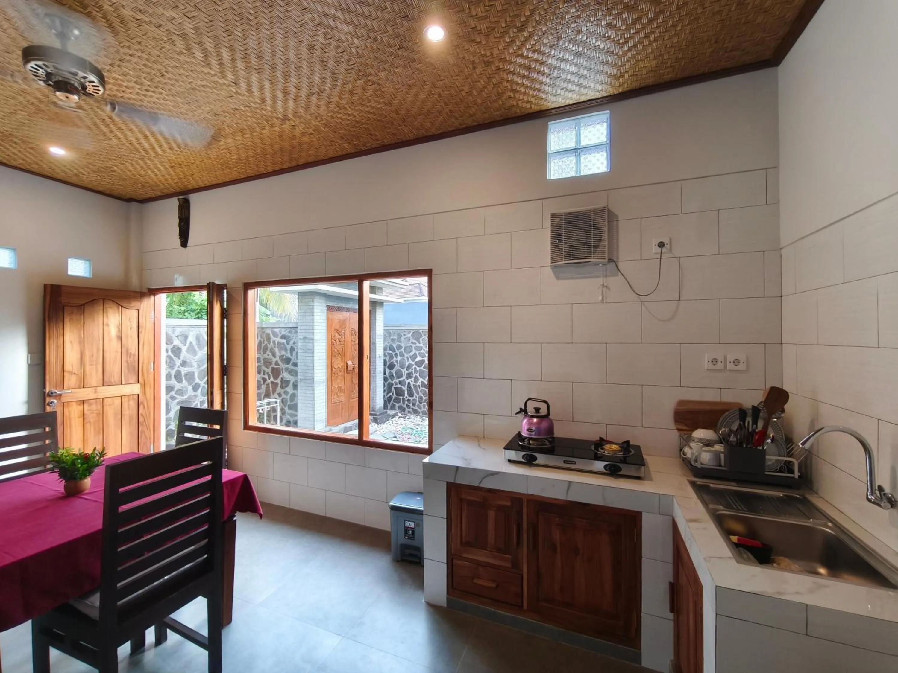 Kitchen or kitchenette in 1000 Dream Bungalow