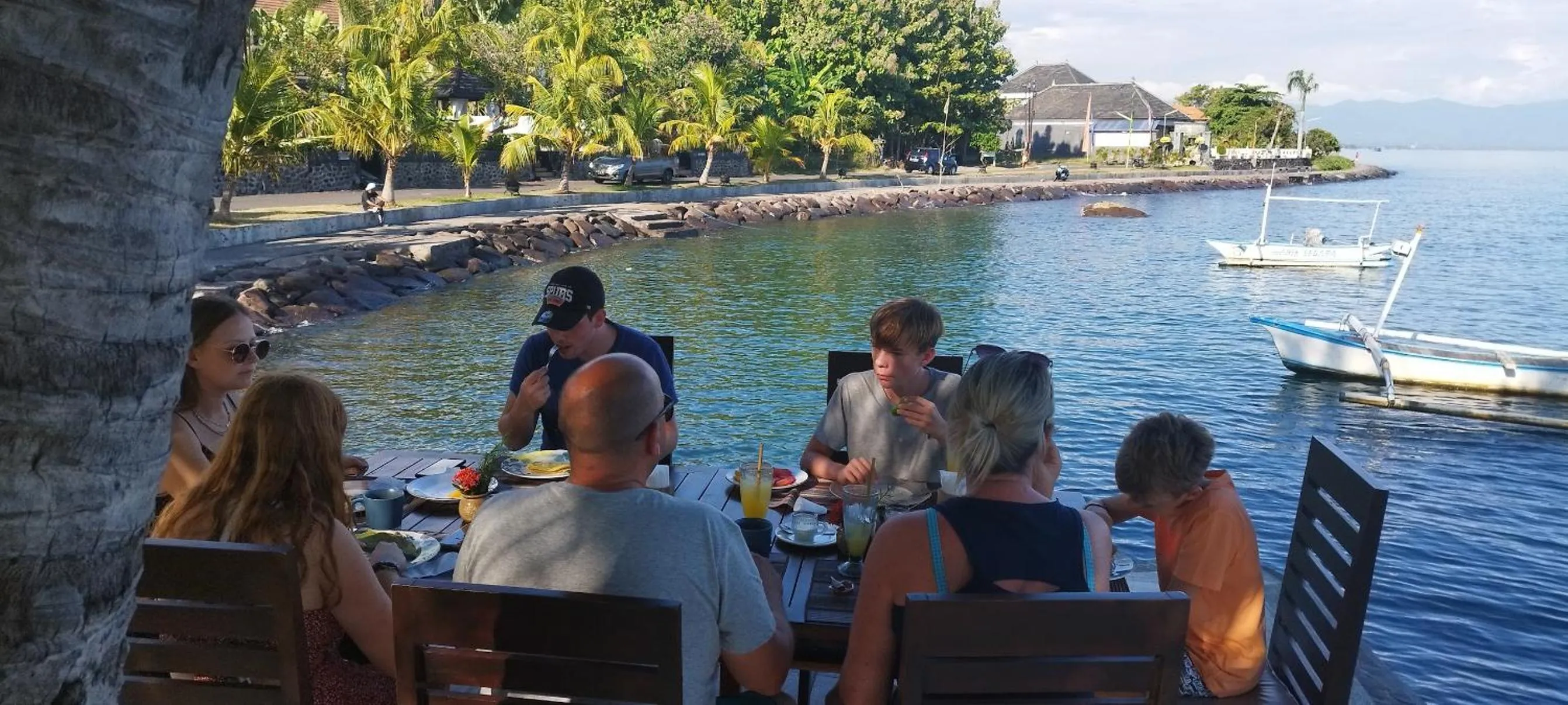 Restaurant/places to eat in 1000 Dream Bungalow