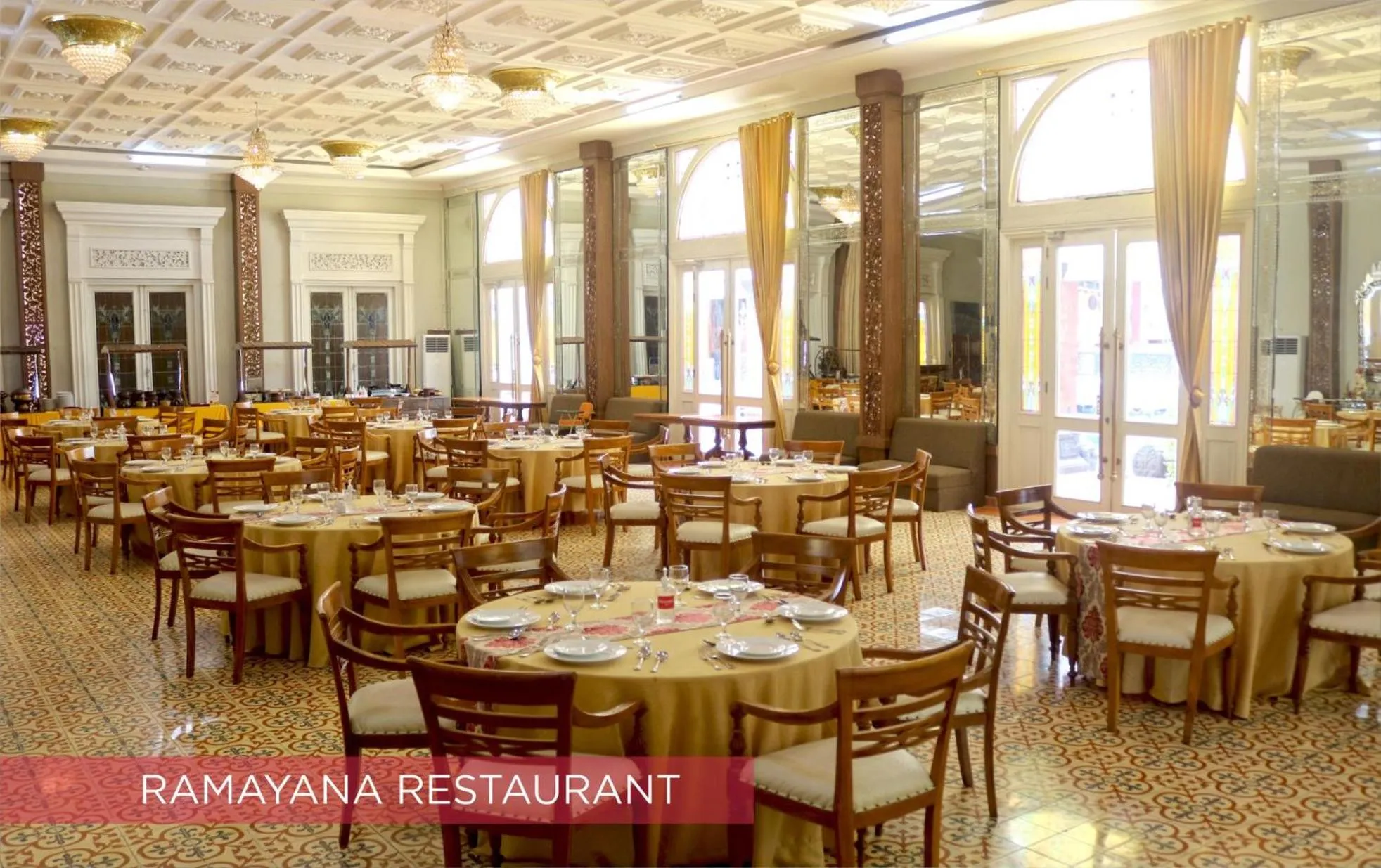 Restaurant/places to eat in Ramada Suites By Wyndham Solo