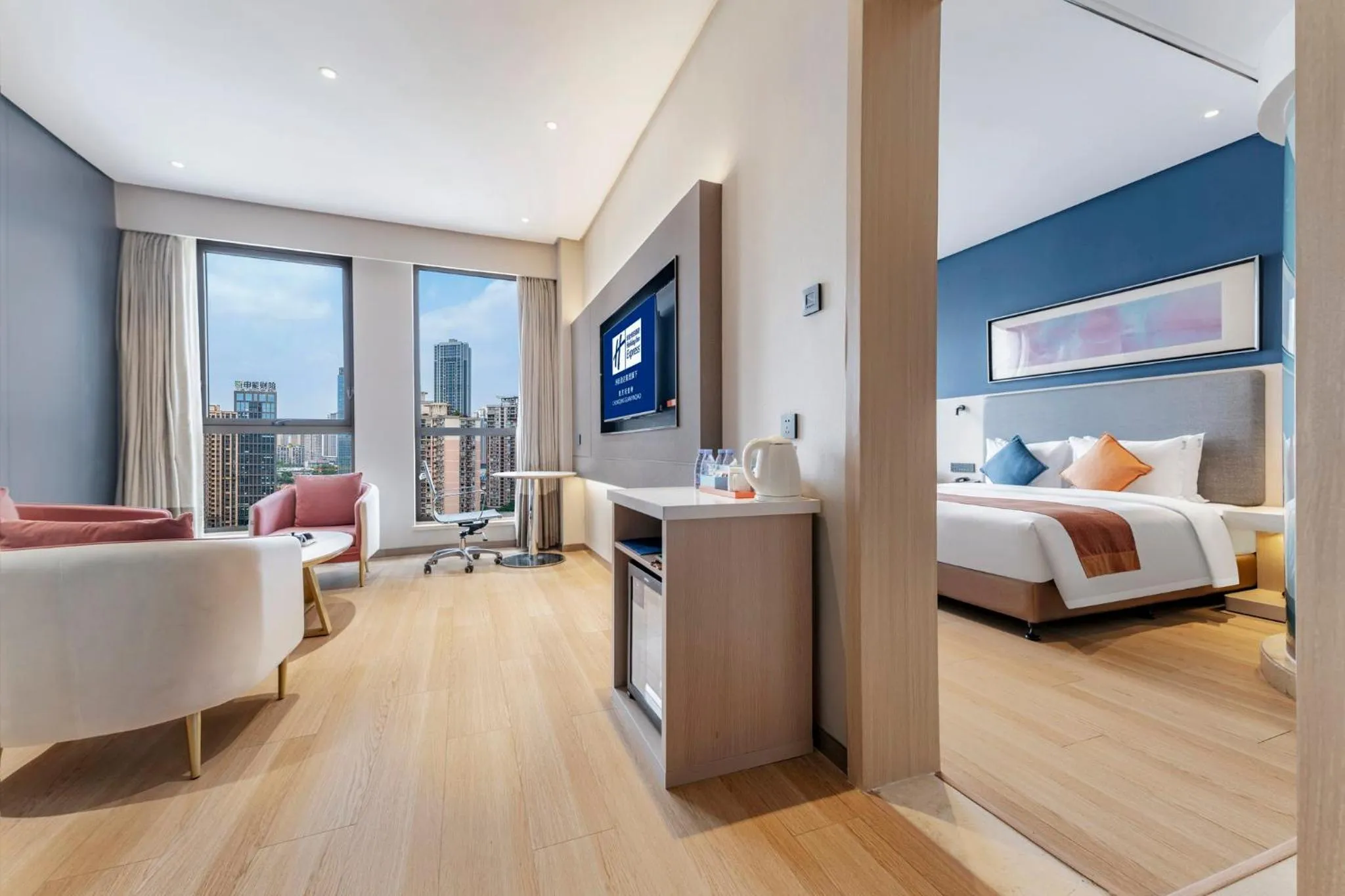 Photo of the whole room, Bed in Holiday Inn Express Chongqing Guanyinqiao by IHG