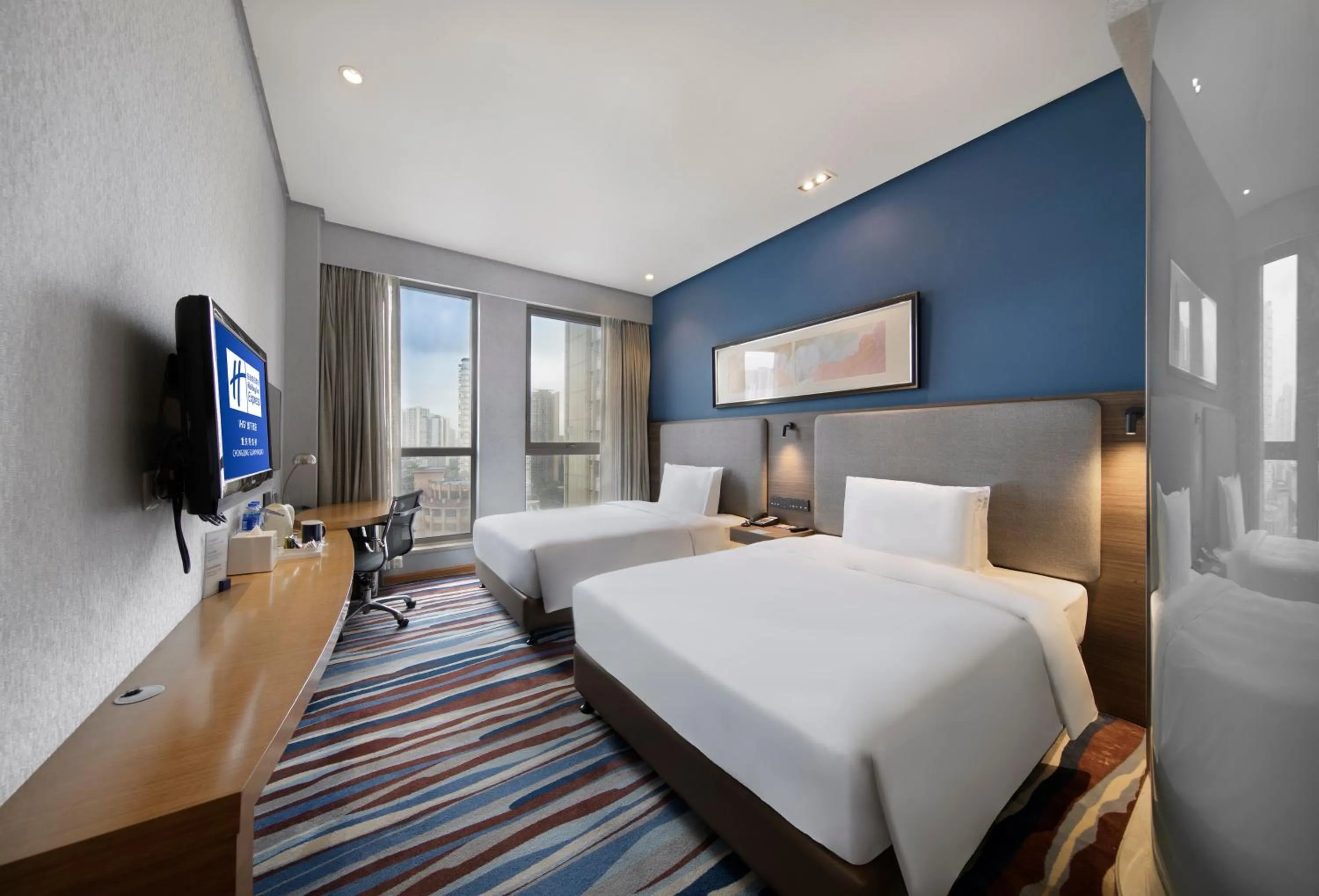 Photo of the whole room, Bed in Holiday Inn Express Chongqing Guanyinqiao by IHG