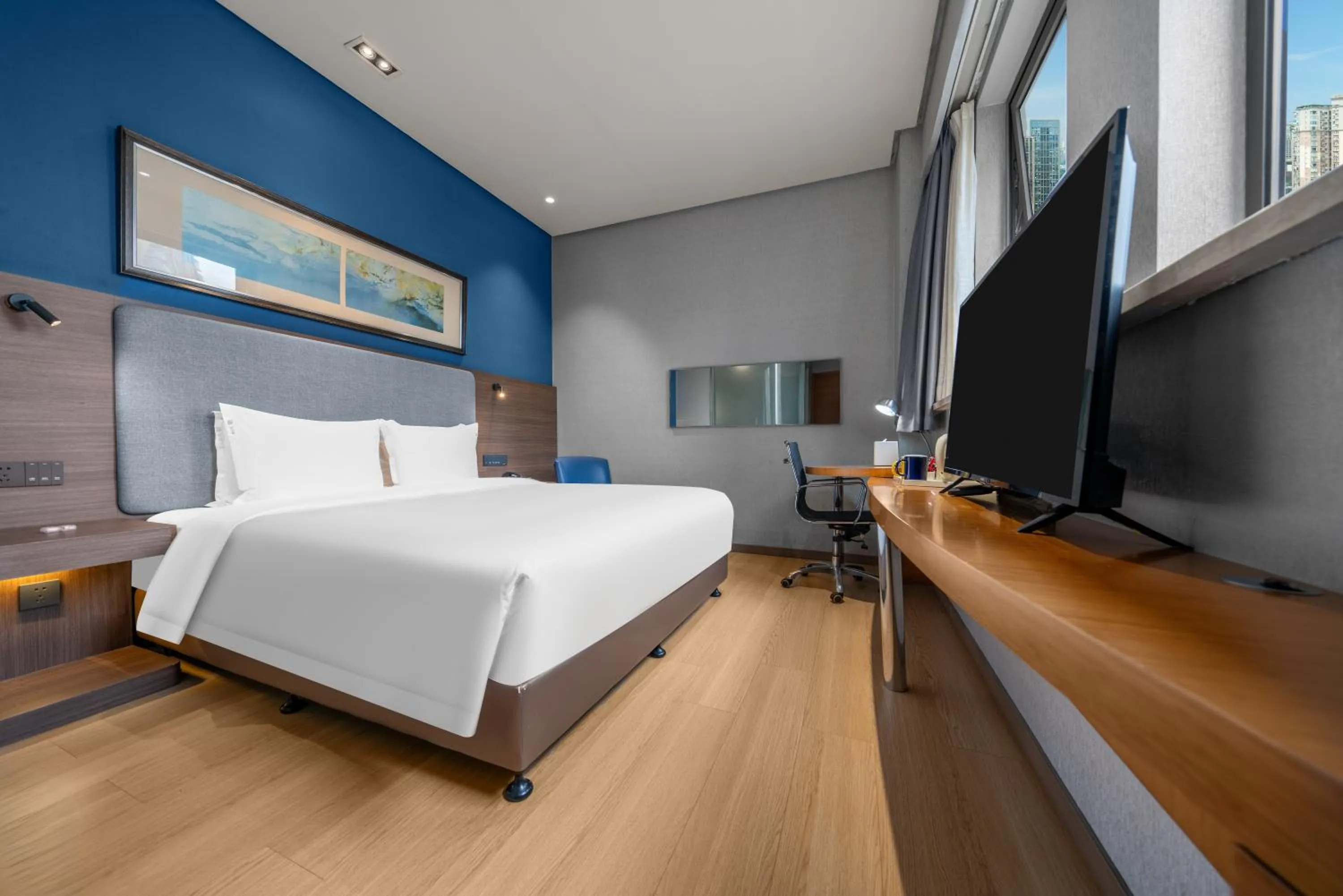Photo of the whole room, Bed in Holiday Inn Express Chongqing Guanyinqiao by IHG