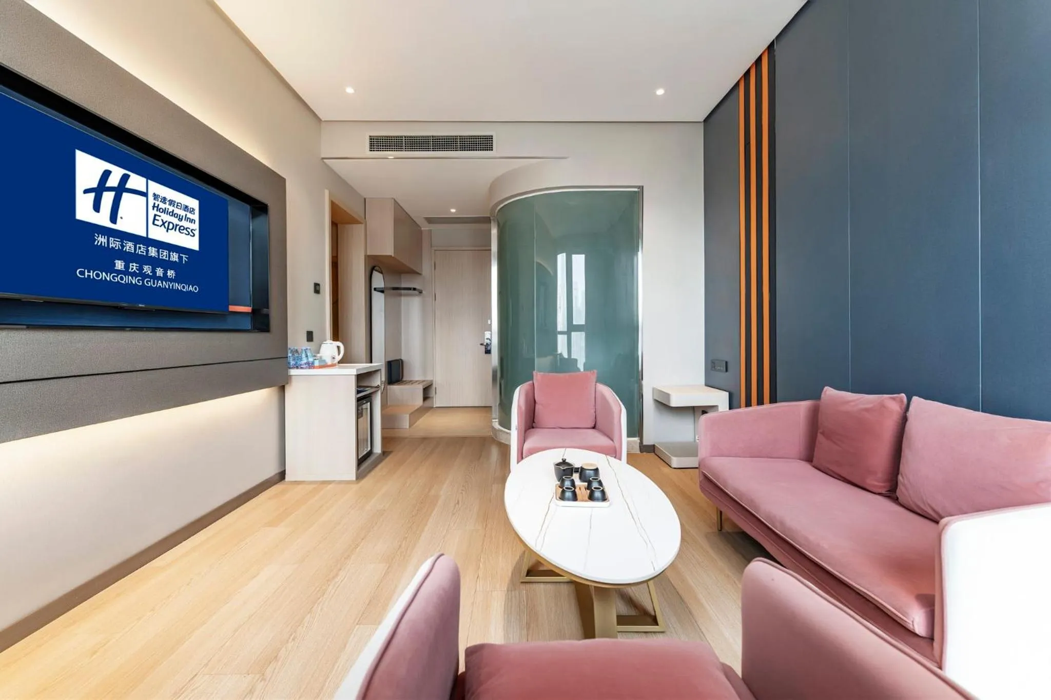 Photo of the whole room in Holiday Inn Express Chongqing Guanyinqiao by IHG
