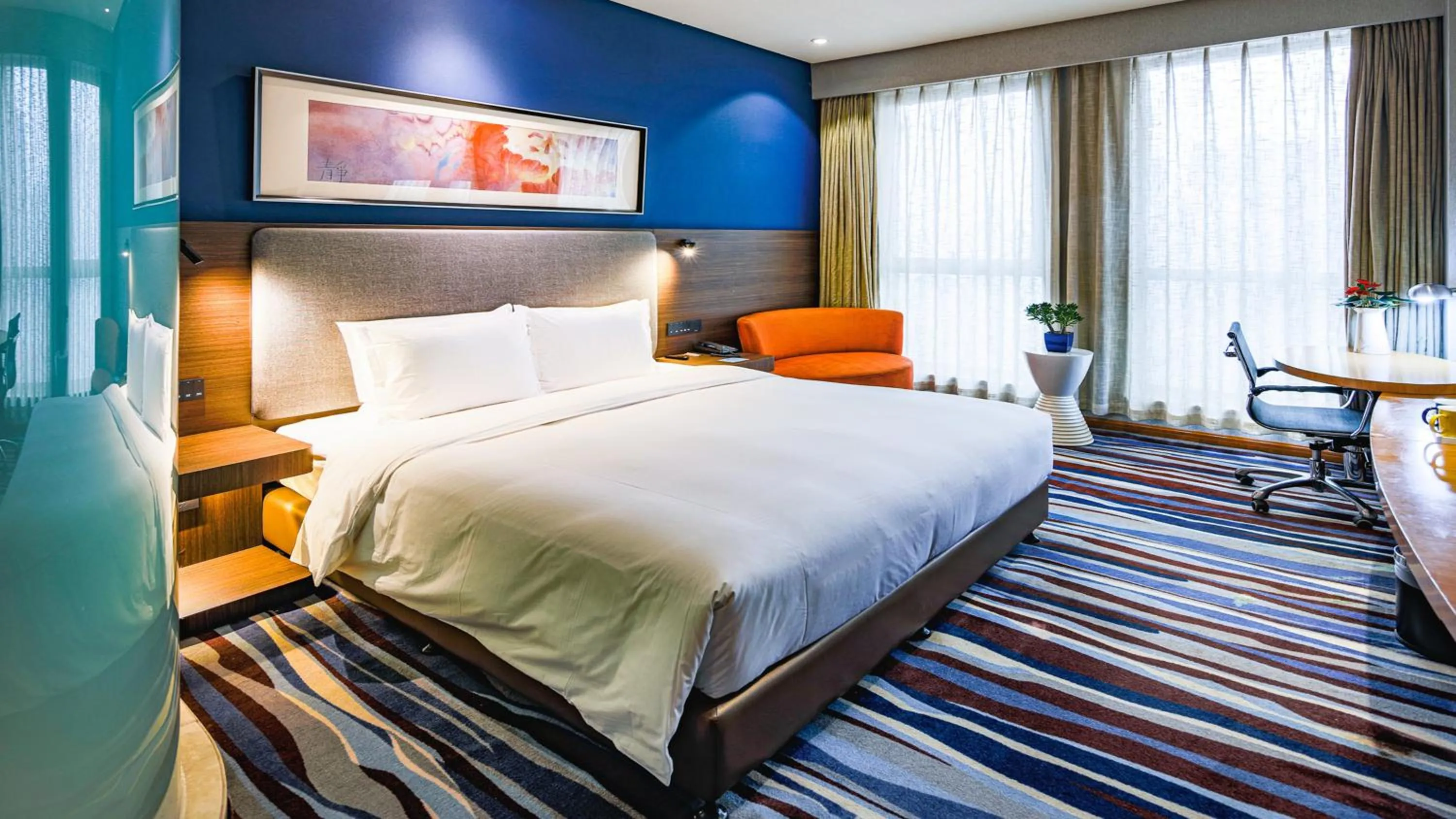 Photo of the whole room, Bed in Holiday Inn Express Chongqing Guanyinqiao by IHG