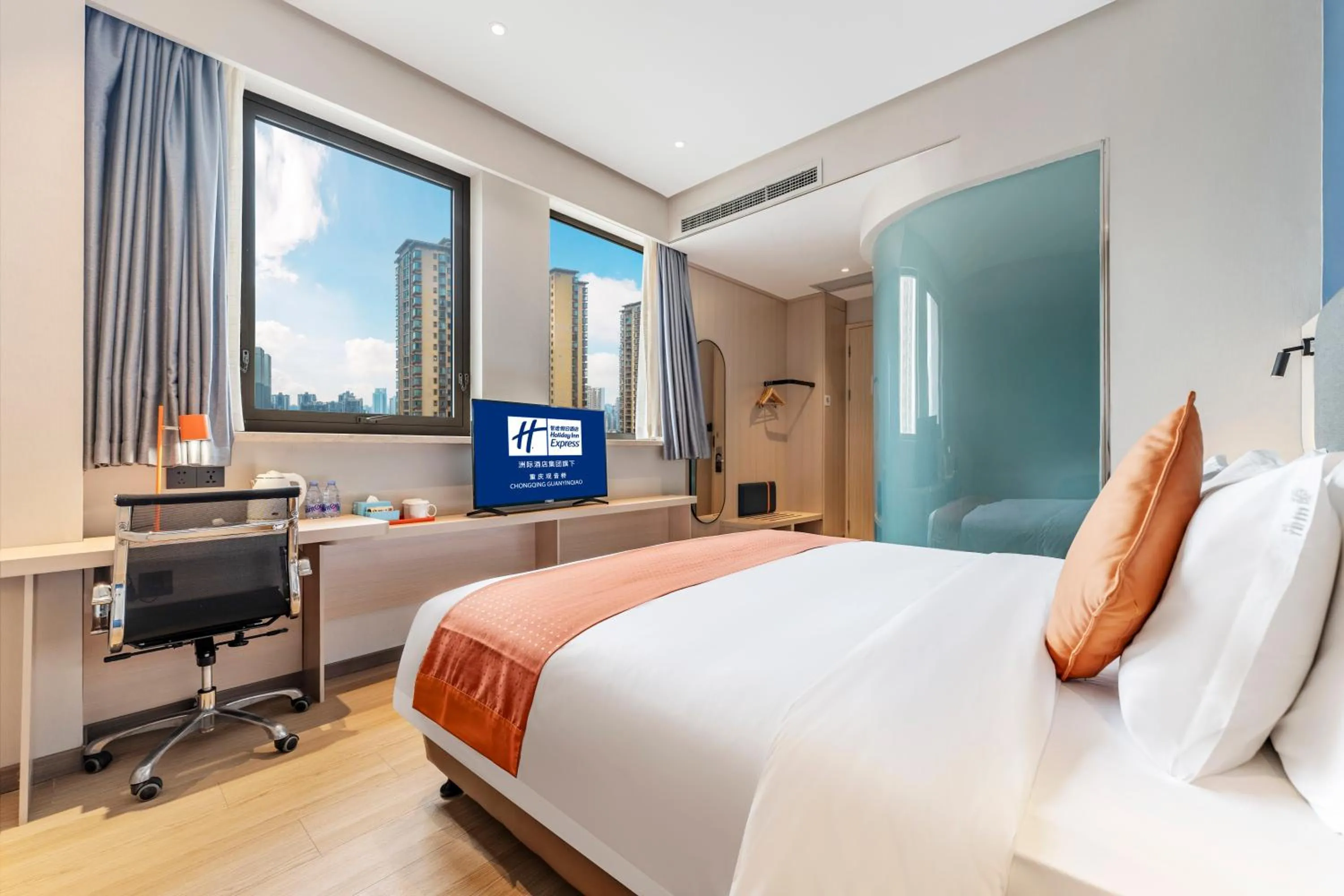 Bed in Holiday Inn Express Chongqing Guanyinqiao by IHG