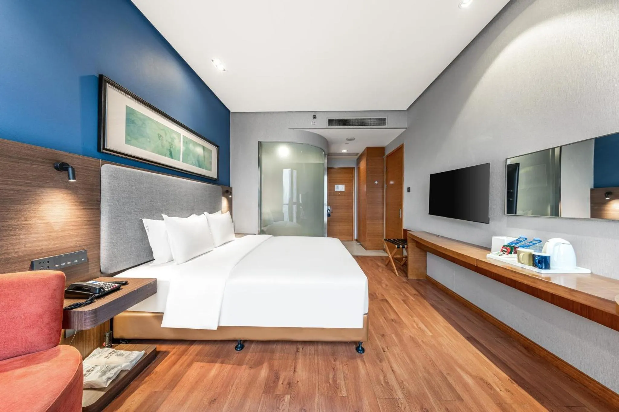 Photo of the whole room, Bed in Holiday Inn Express Chongqing Guanyinqiao by IHG