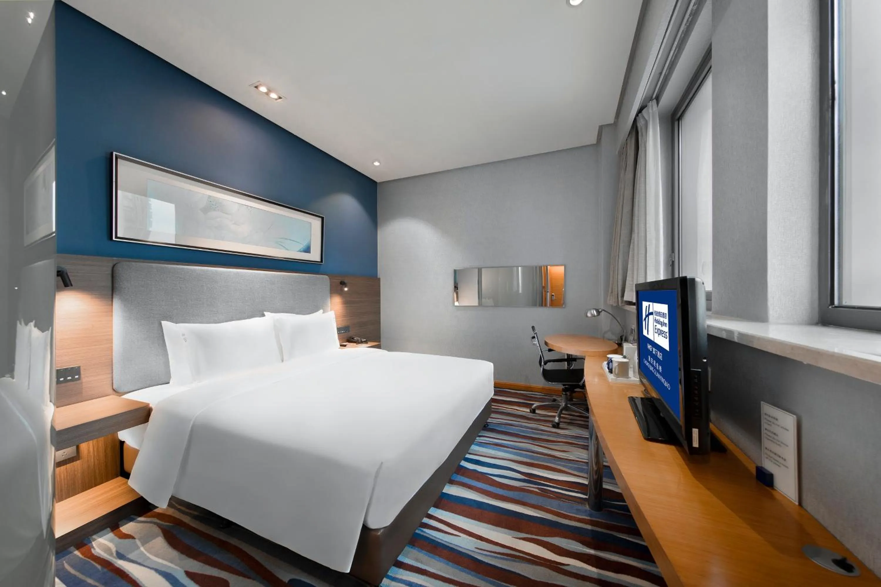 Photo of the whole room, Bed in Holiday Inn Express Chongqing Guanyinqiao by IHG