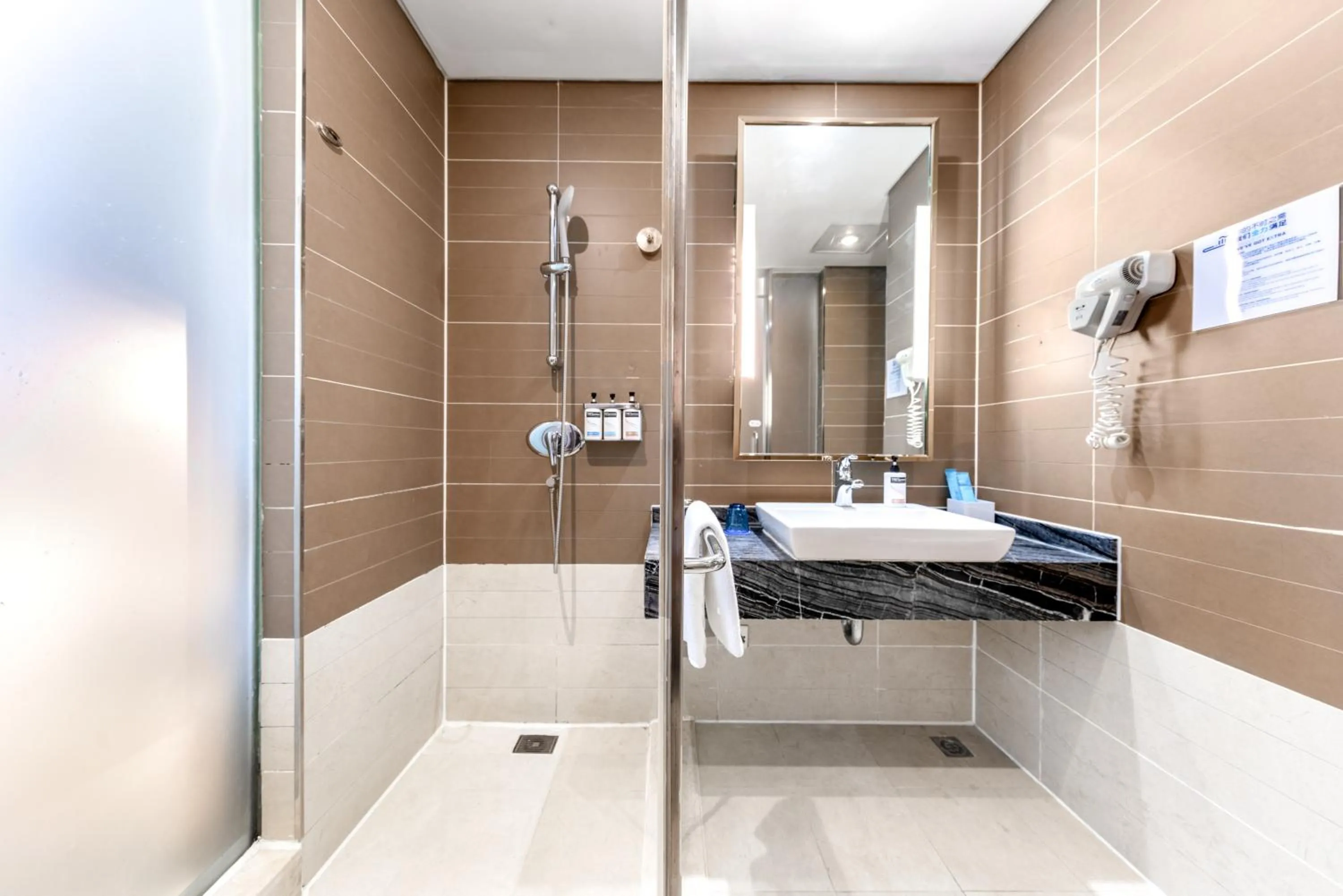 Toilet in Holiday Inn Express Chongqing Guanyinqiao by IHG