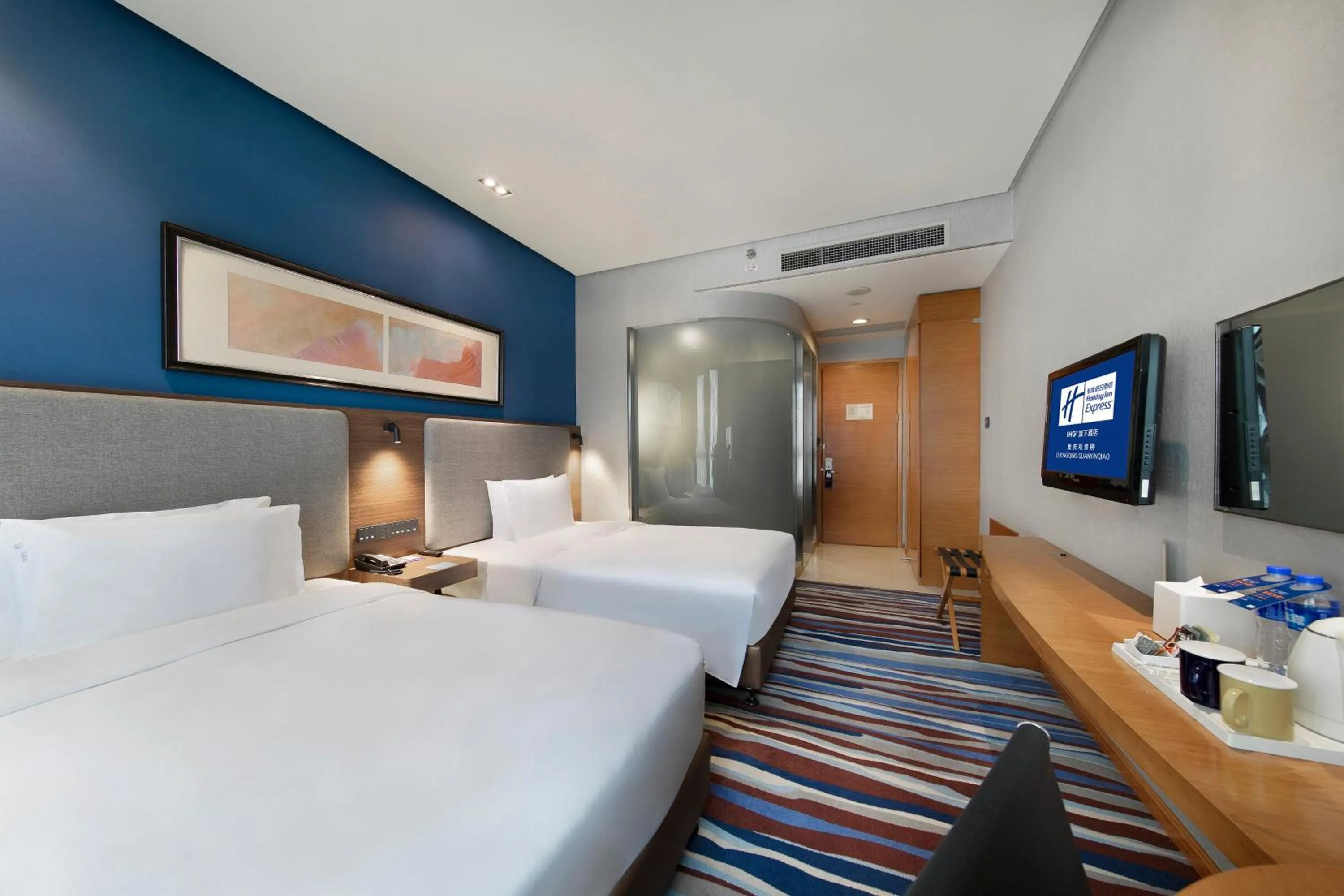 Photo of the whole room, Bed in Holiday Inn Express Chongqing Guanyinqiao by IHG