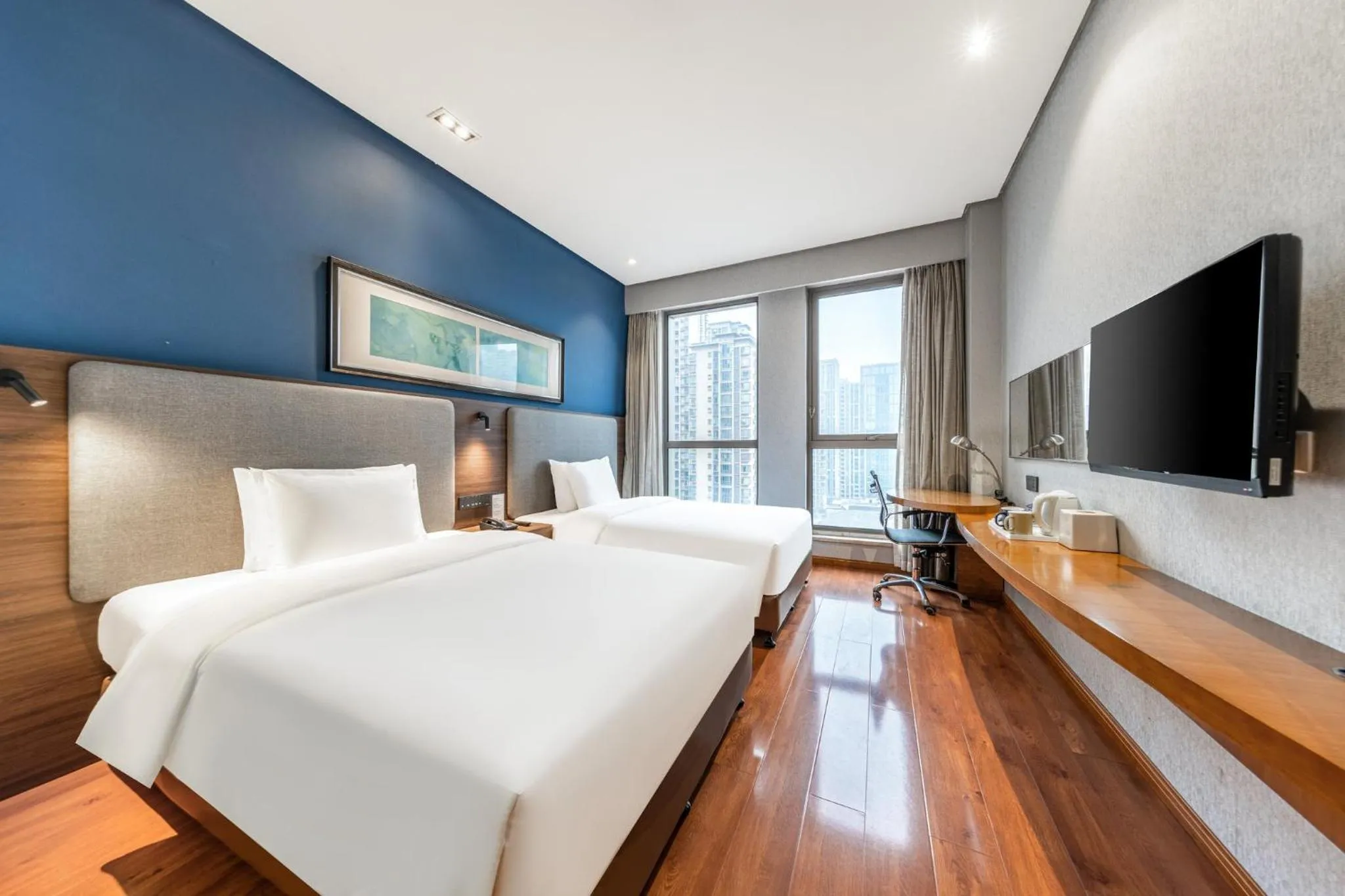 Photo of the whole room, Bed in Holiday Inn Express Chongqing Guanyinqiao by IHG