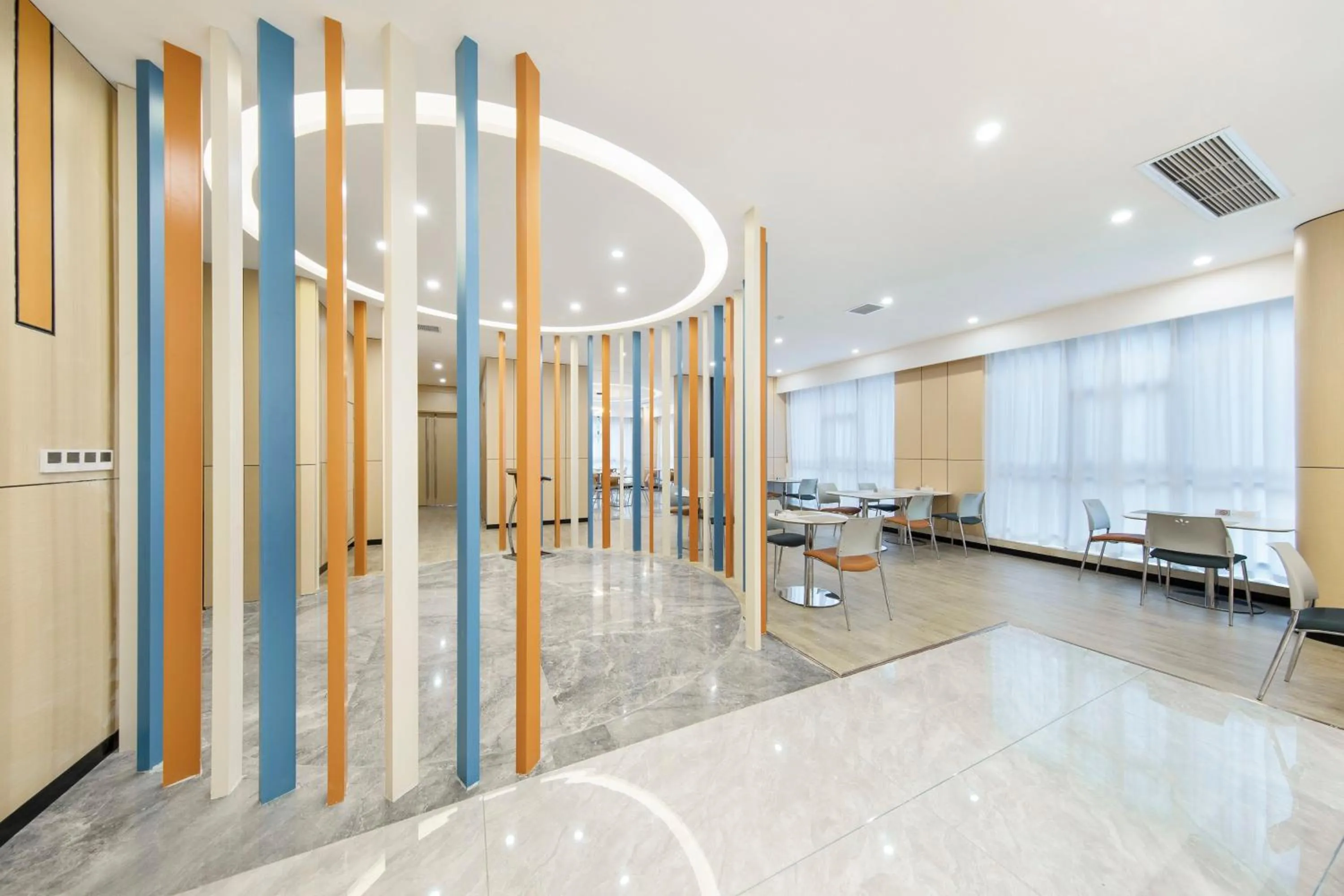 Restaurant/places to eat in Holiday Inn Express Chongqing Guanyinqiao by IHG