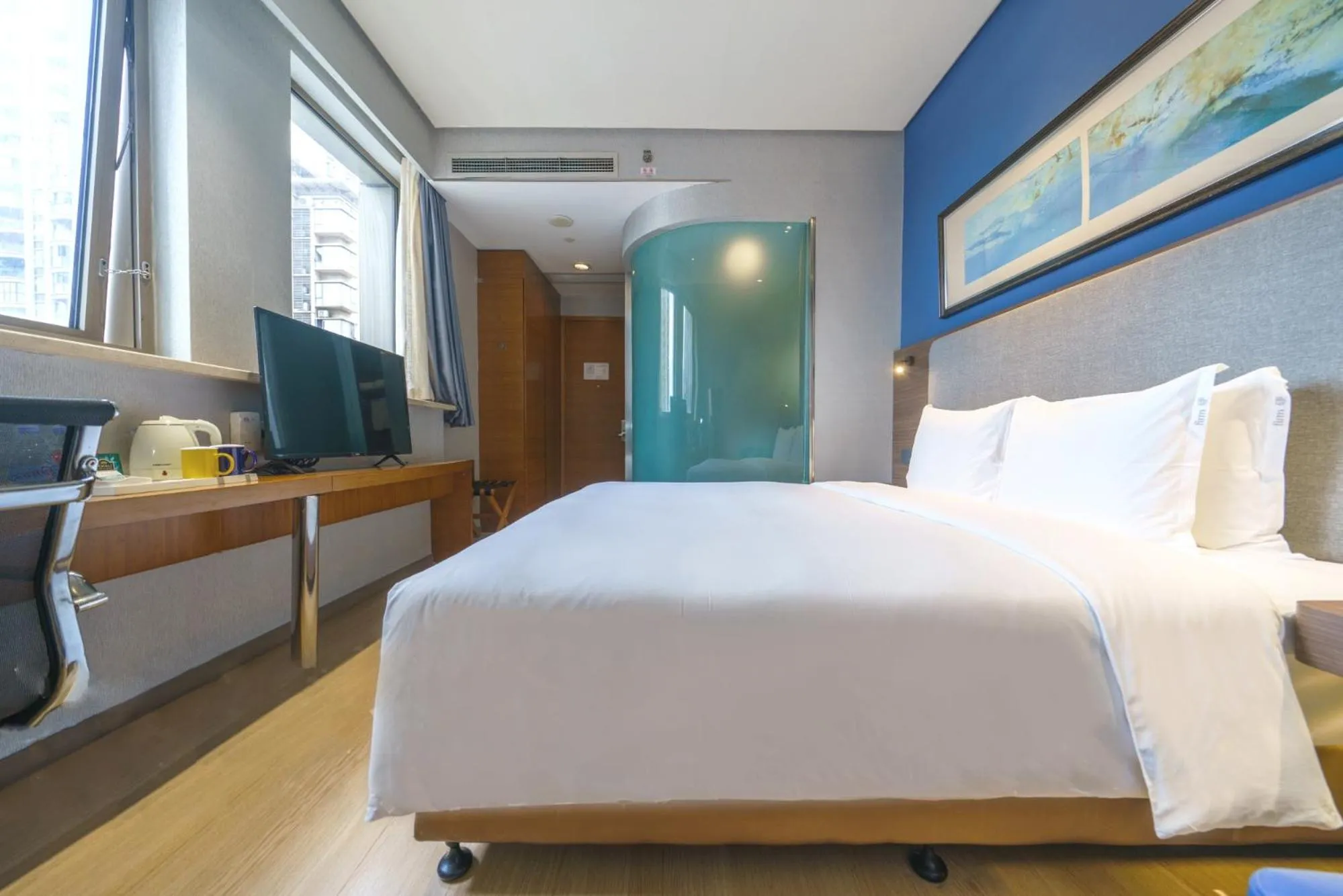 Photo of the whole room, Bed in Holiday Inn Express Chongqing Guanyinqiao by IHG