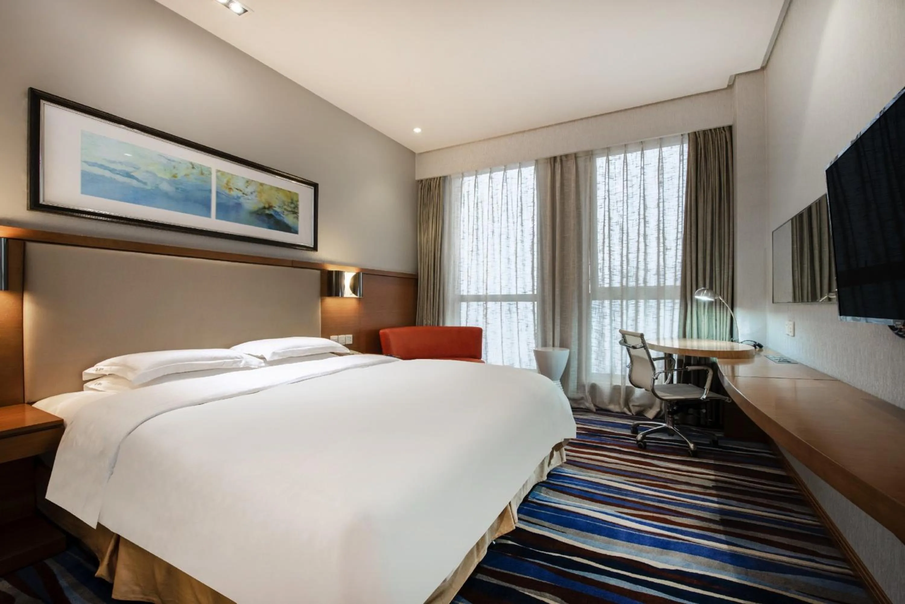 Photo of the whole room, Bed in Holiday Inn Express Chongqing Guanyinqiao by IHG