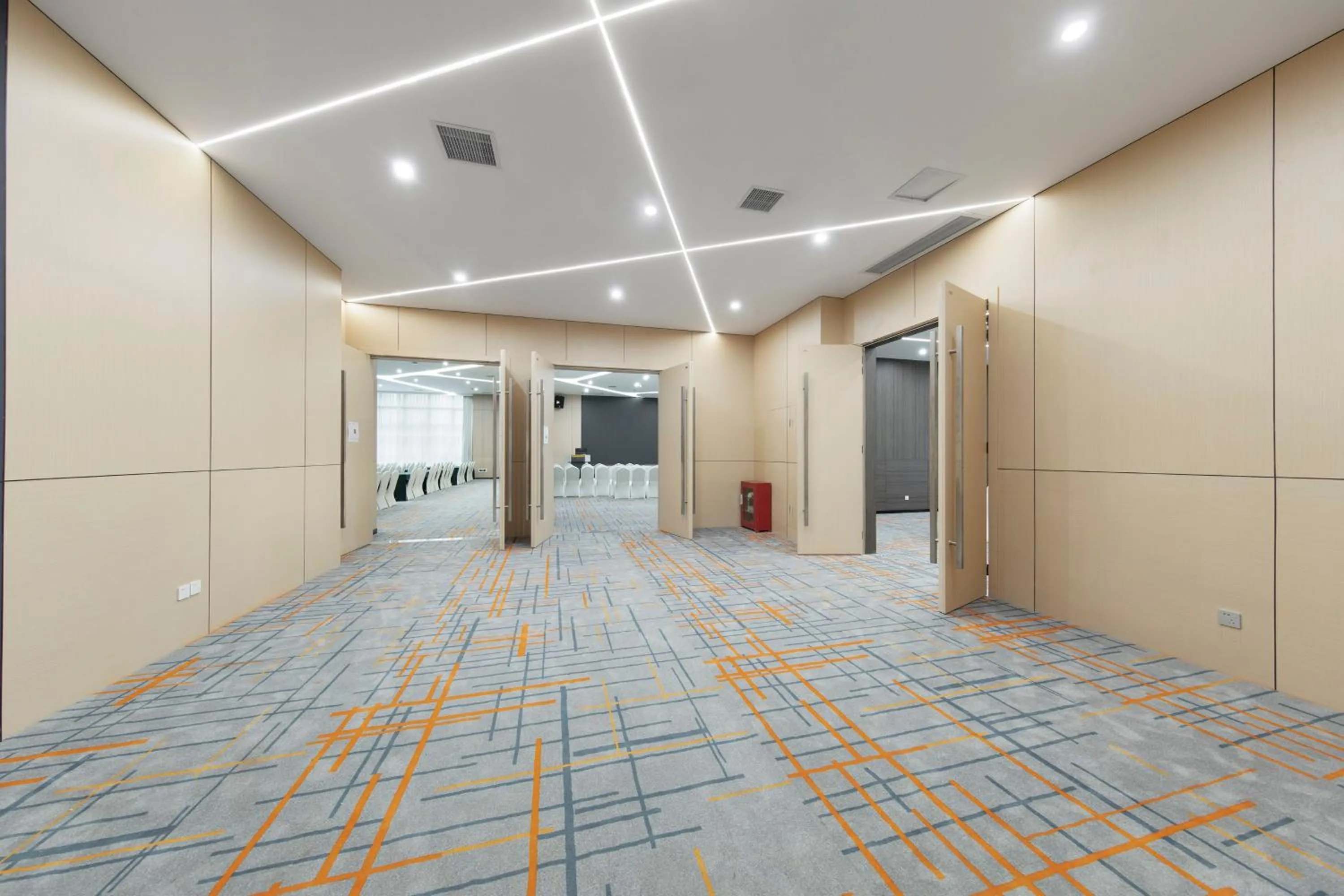Meeting/conference room in Holiday Inn Express Chongqing Guanyinqiao by IHG