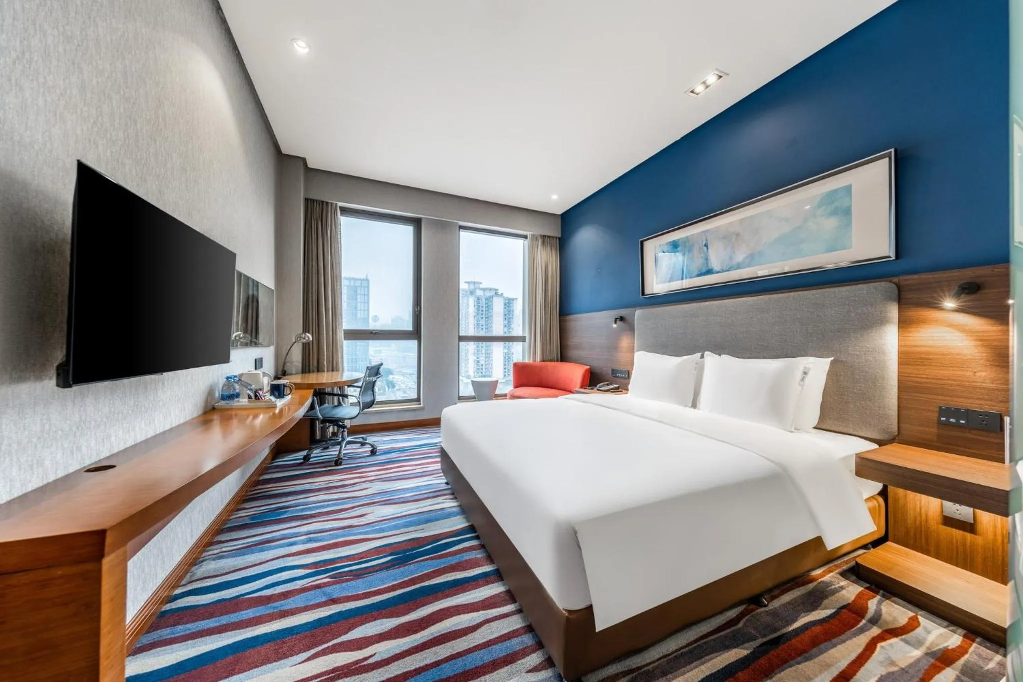 Photo of the whole room, Bed in Holiday Inn Express Chongqing Guanyinqiao by IHG