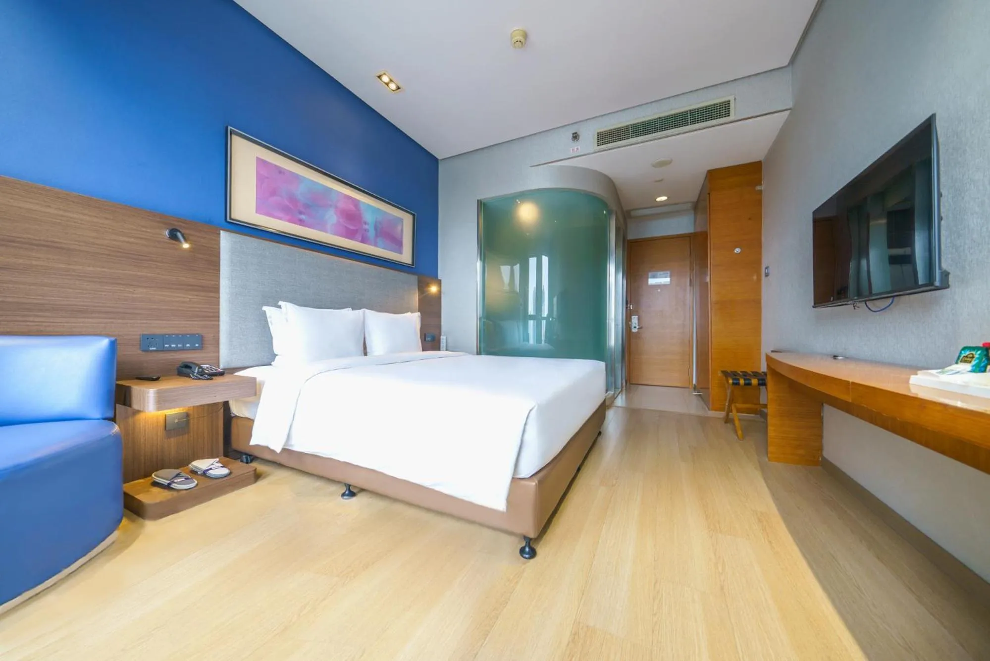 Photo of the whole room, Bed in Holiday Inn Express Chongqing Guanyinqiao by IHG