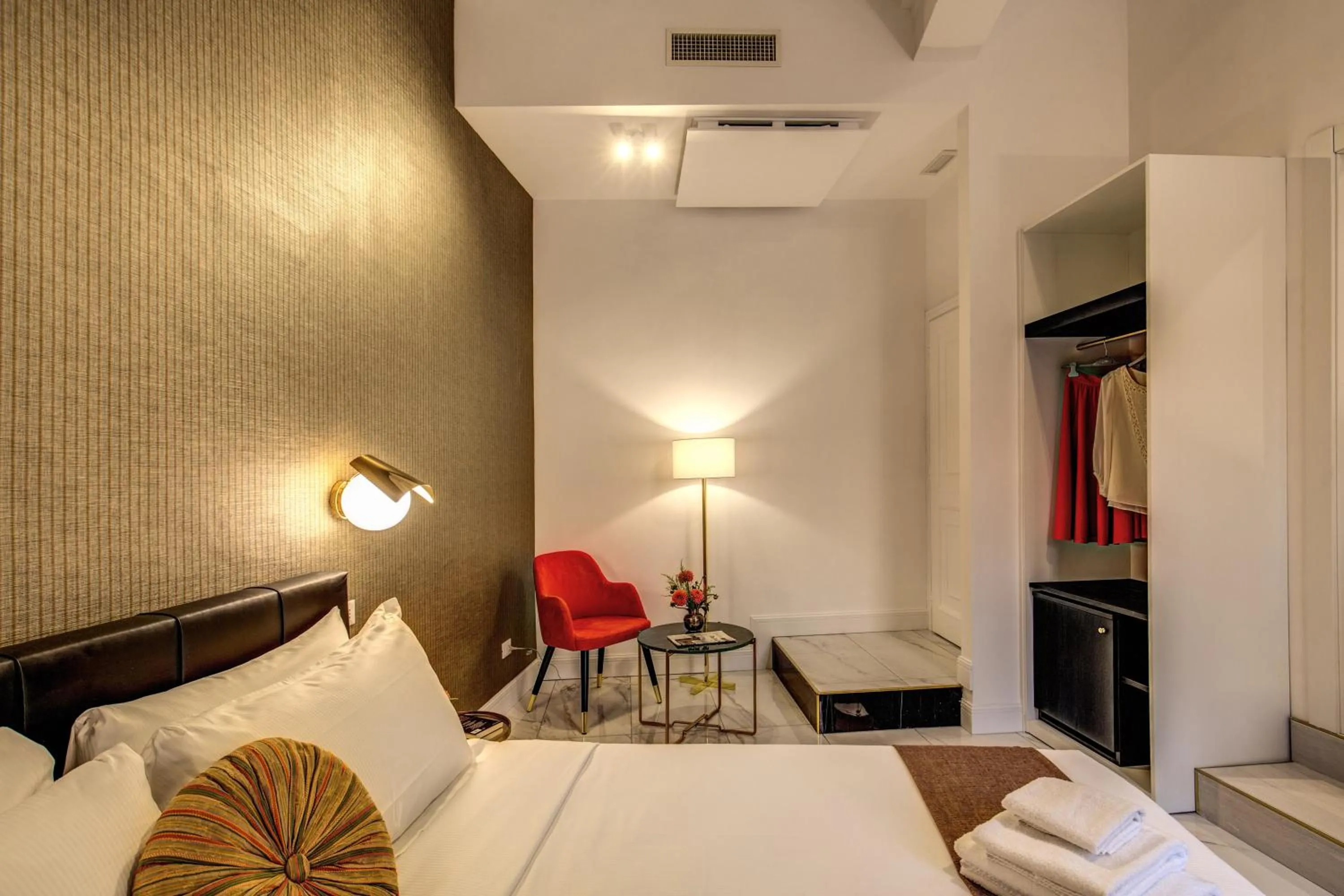 Bedroom, Bed in Little Queen Pantheon