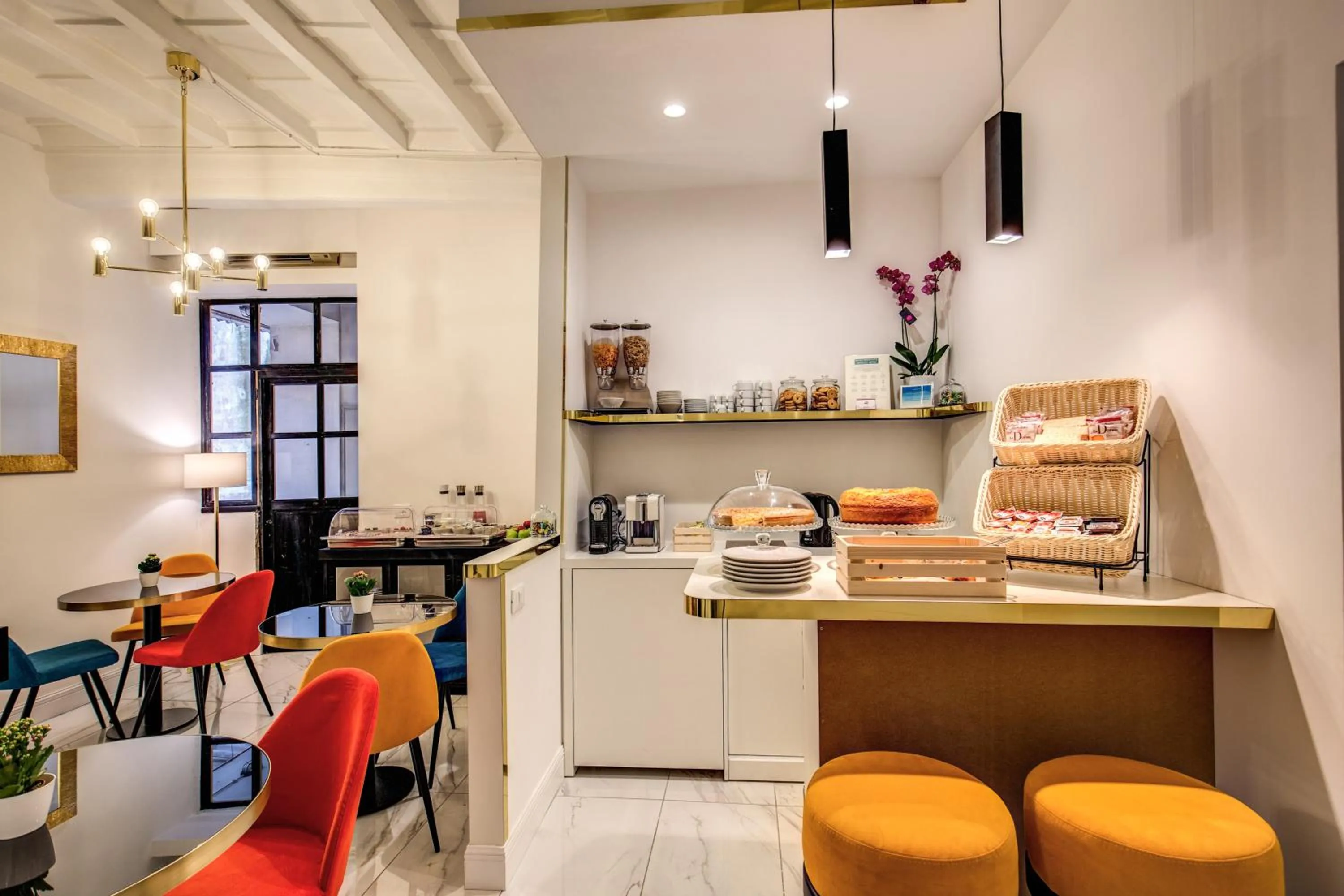 Breakfast in Little Queen Pantheon