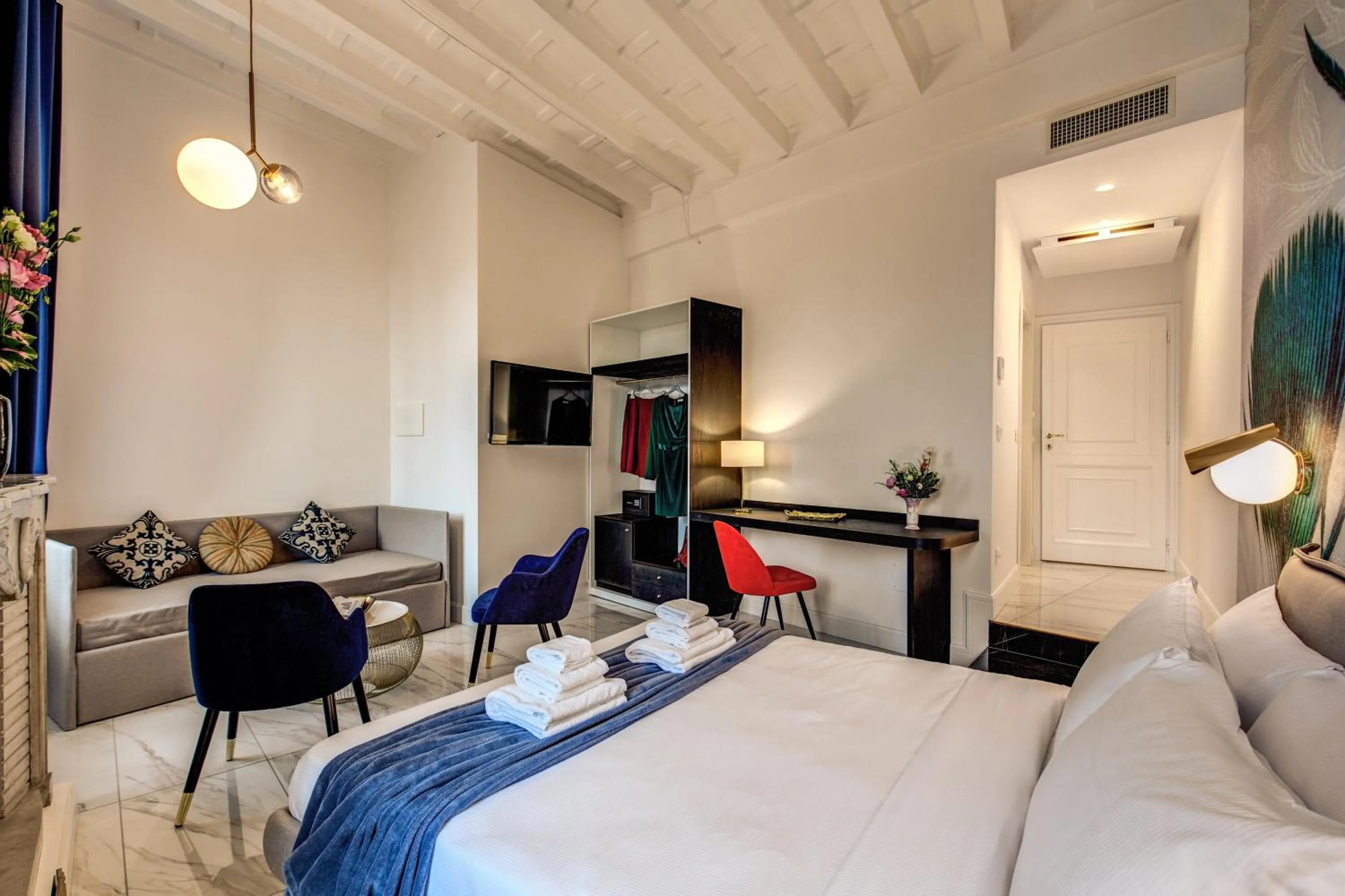 Photo of the whole room, Bed in Little Queen Pantheon