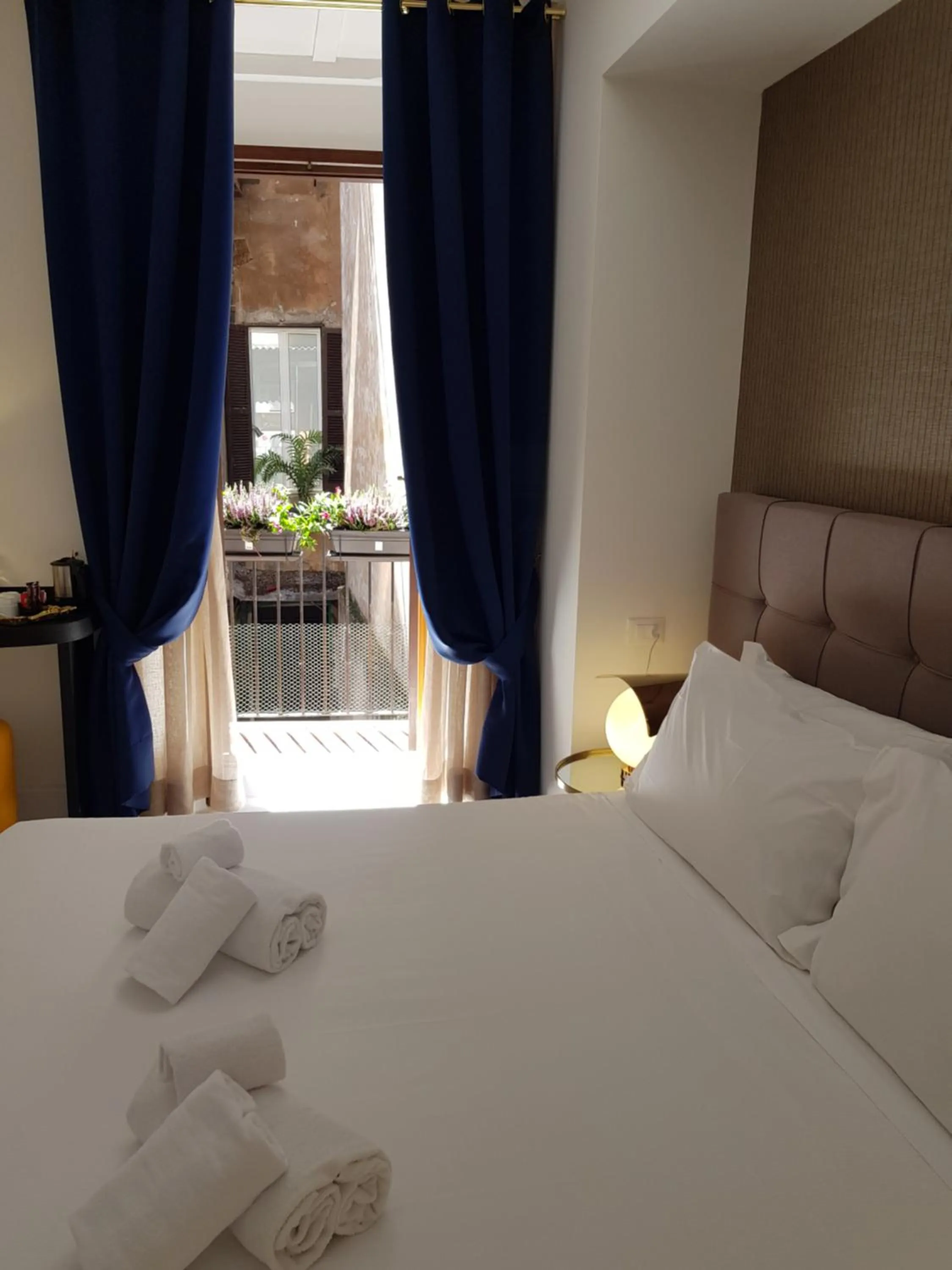 Photo of the whole room, Bed in Little Queen Pantheon