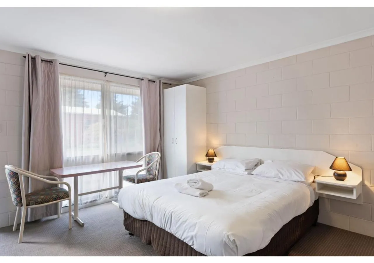 Seating area, Bed in Discovery Parks - Warrnambool