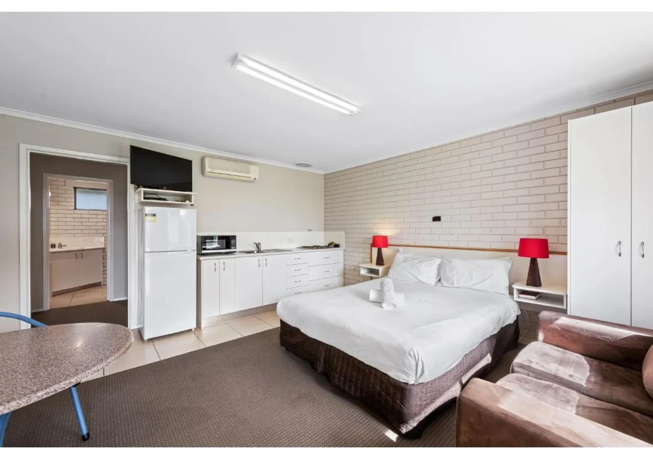 Kitchen or kitchenette, Bed in Discovery Parks - Warrnambool
