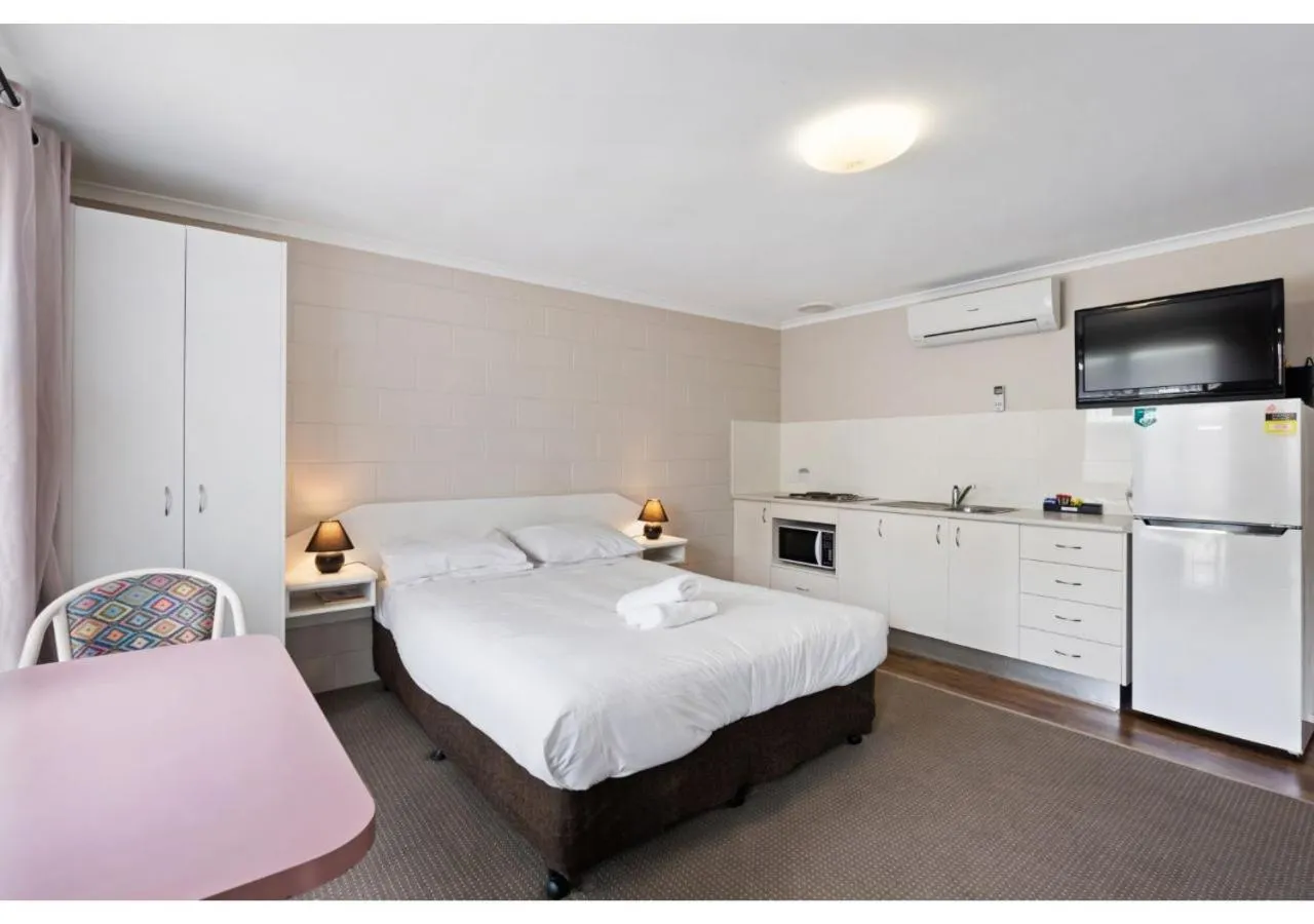 Kitchen or kitchenette, Bed in Discovery Parks - Warrnambool