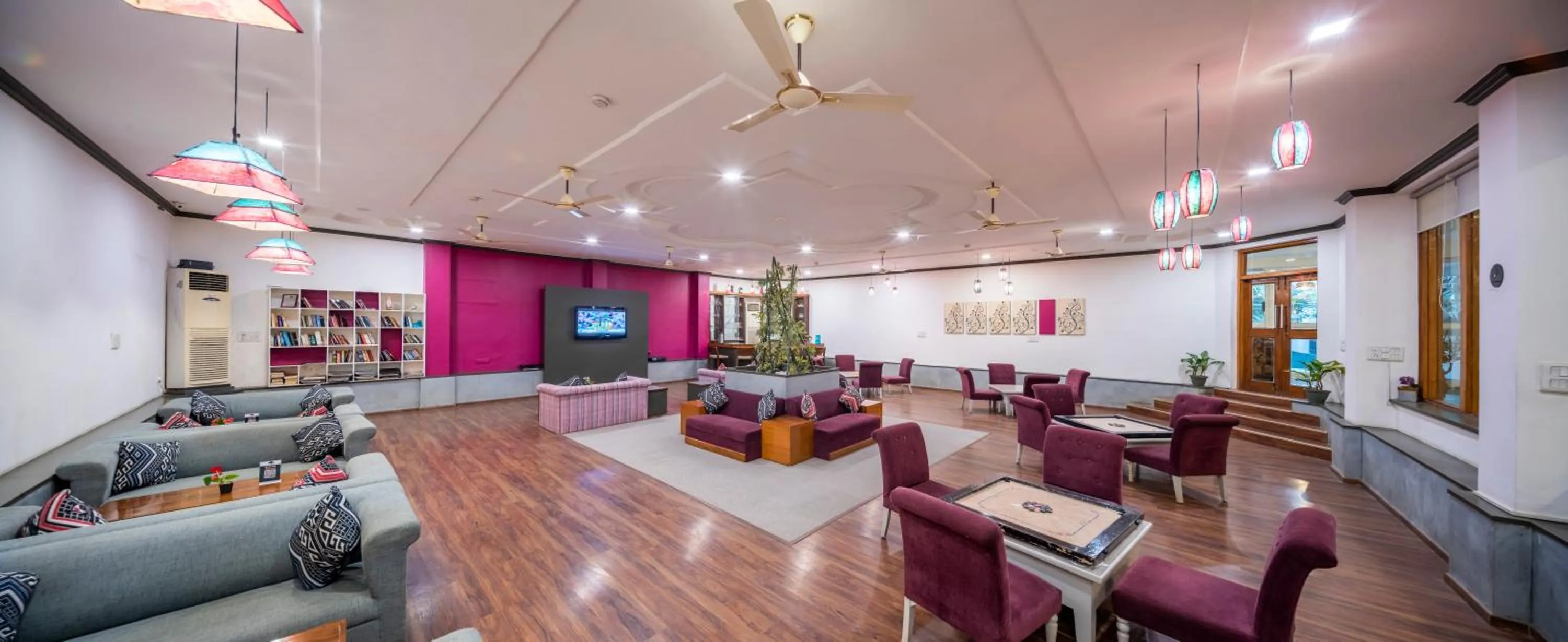 Communal lounge/ TV room in Hotel Ranthambore Regency