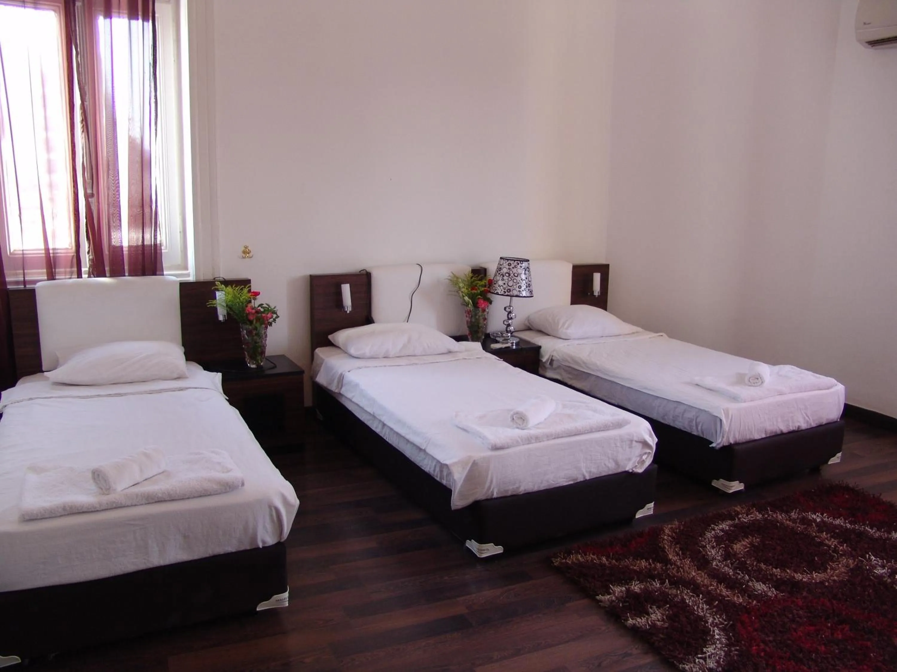 Bed in Hotel Grand Royal Cairo