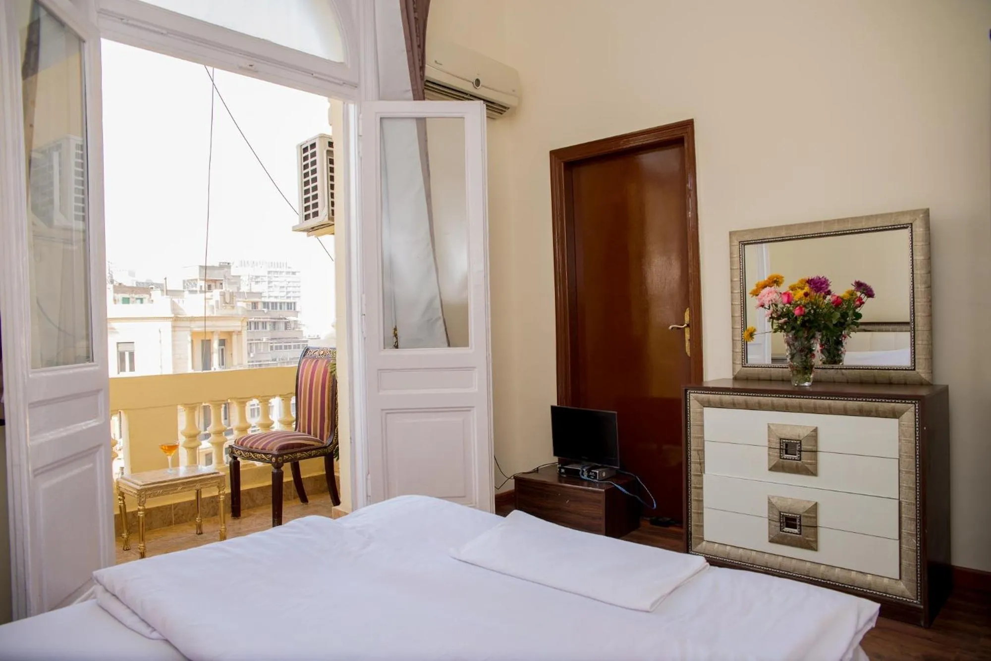 Bed in Hotel Grand Royal Cairo