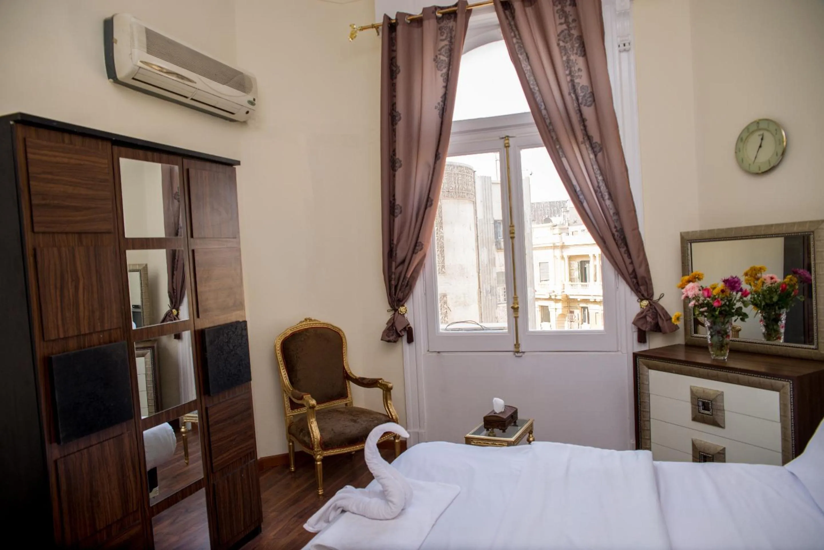 Bed in Hotel Grand Royal Cairo