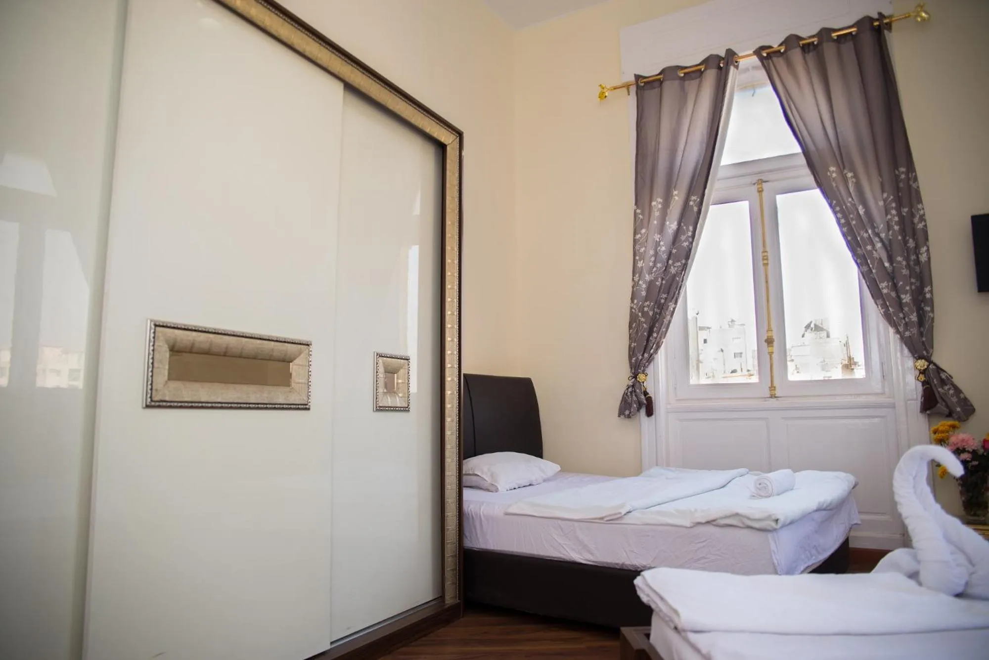 Bed in Hotel Grand Royal Cairo