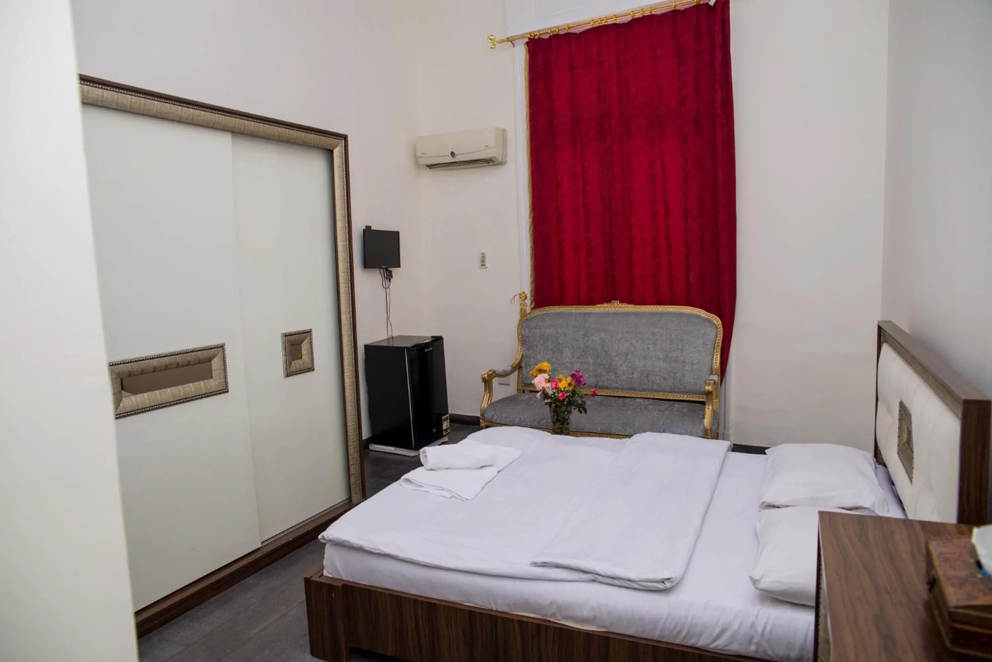 Bed in Hotel Grand Royal Cairo