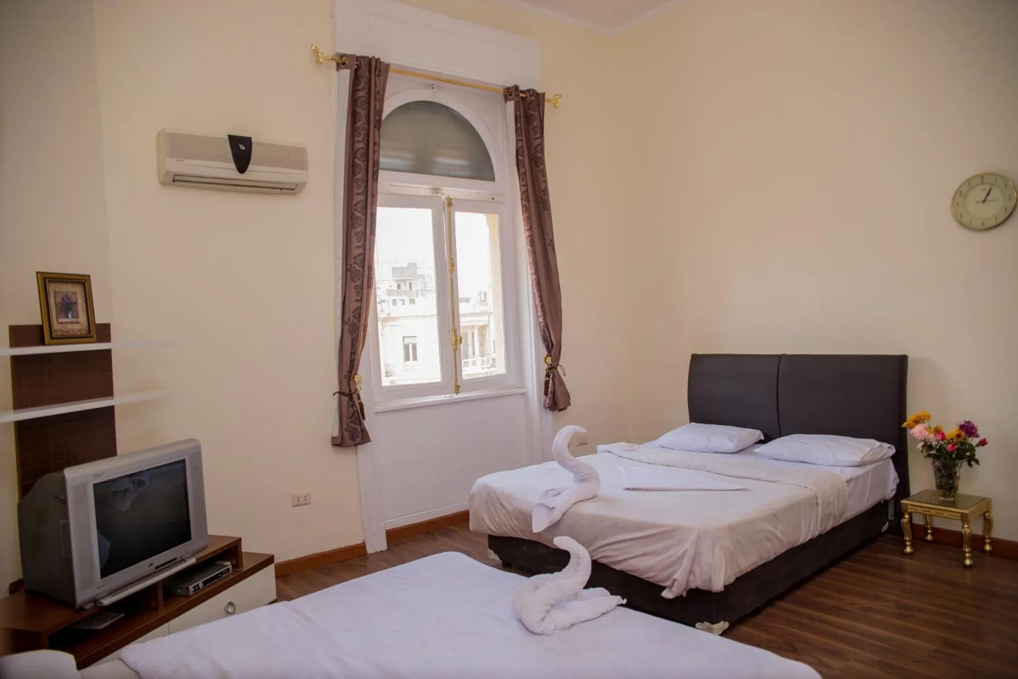 Bed in Hotel Grand Royal Cairo