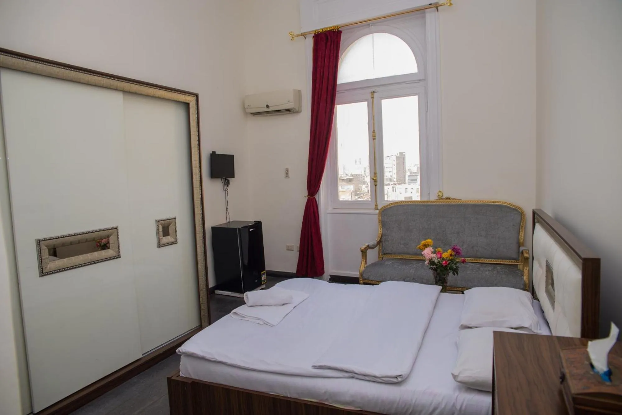 Bed in Hotel Grand Royal Cairo