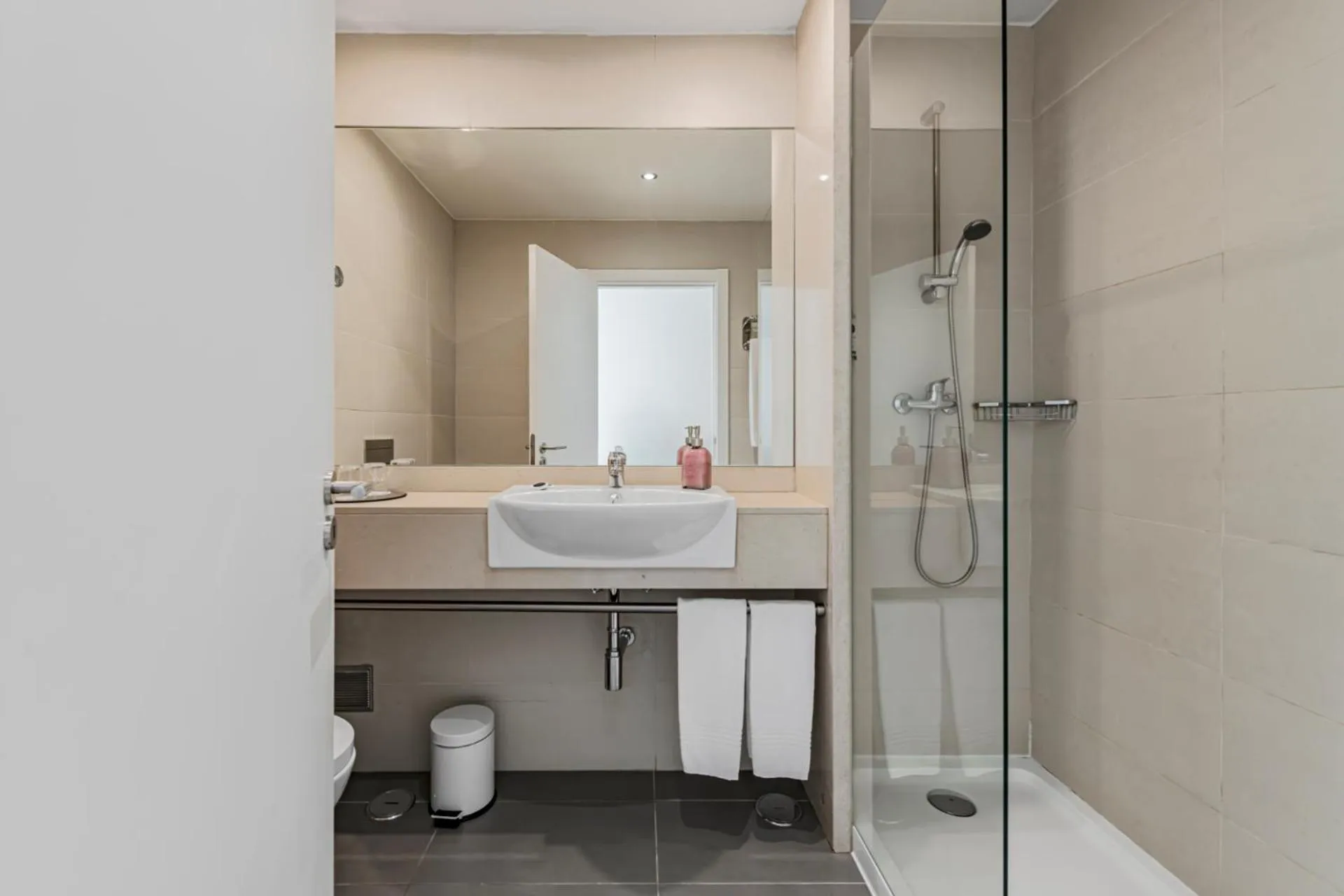 Shower in Lisboa Central Park Hotel Suites & Studios