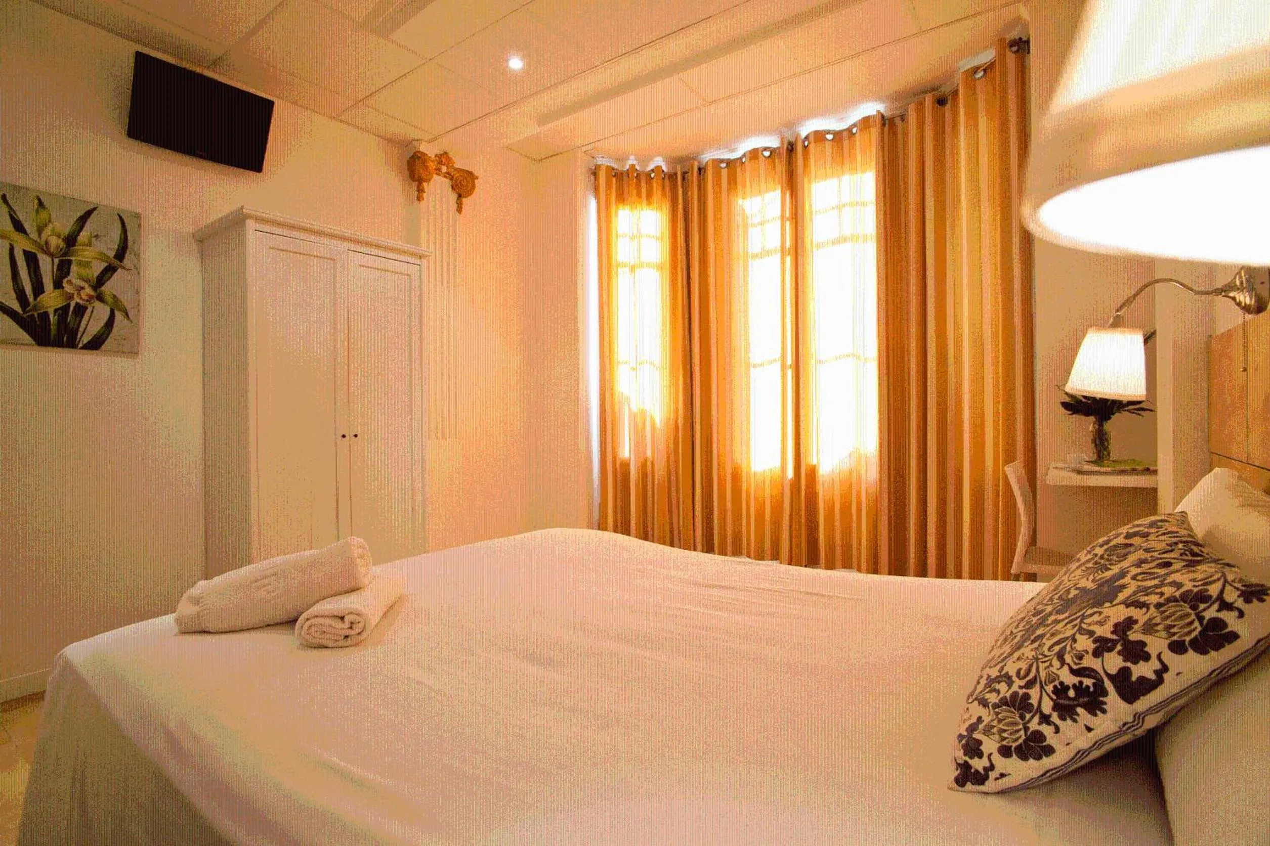 Photo of the whole room, Bed in Hostal Martinval