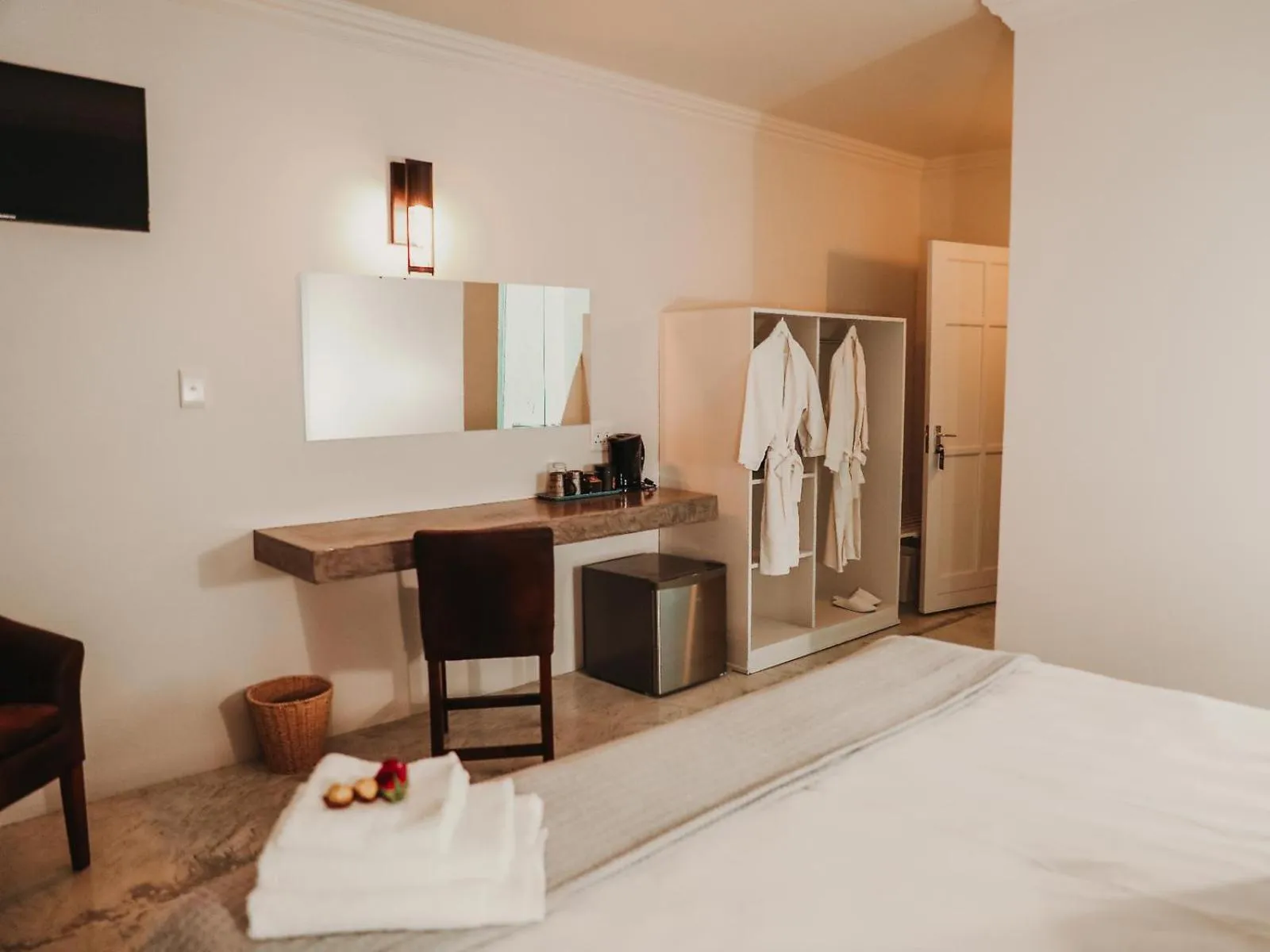 Kitchen or kitchenette, Bed in Giardino Boutique Hotel
