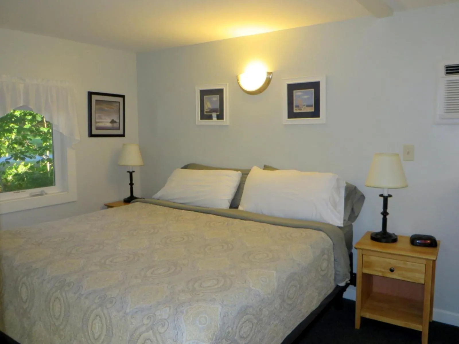 Bed in Elmwood Motor Court