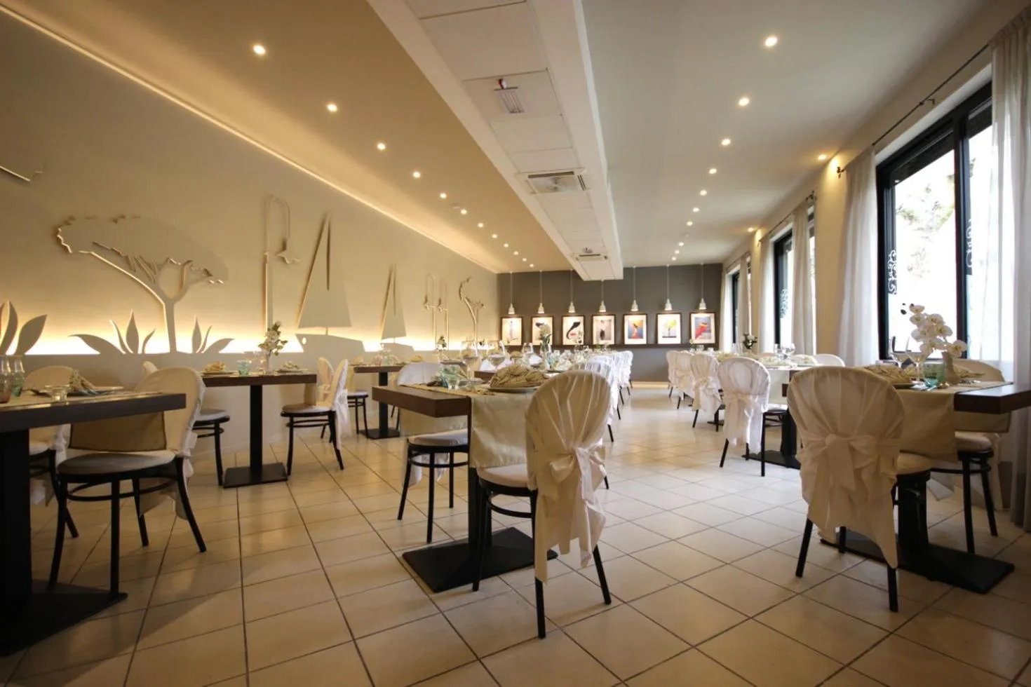 Restaurant/places to eat in Hotel Arabel