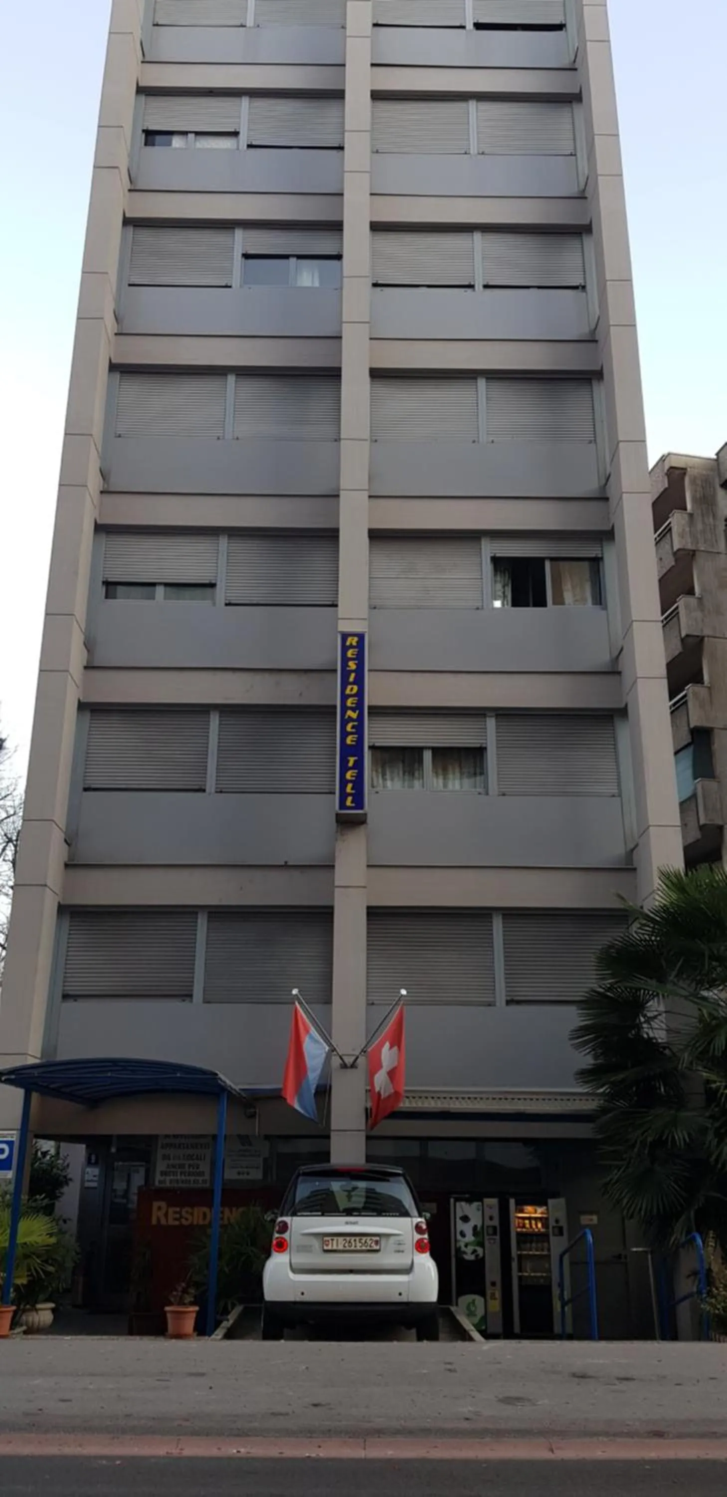 Facade/entrance in Residence Tell