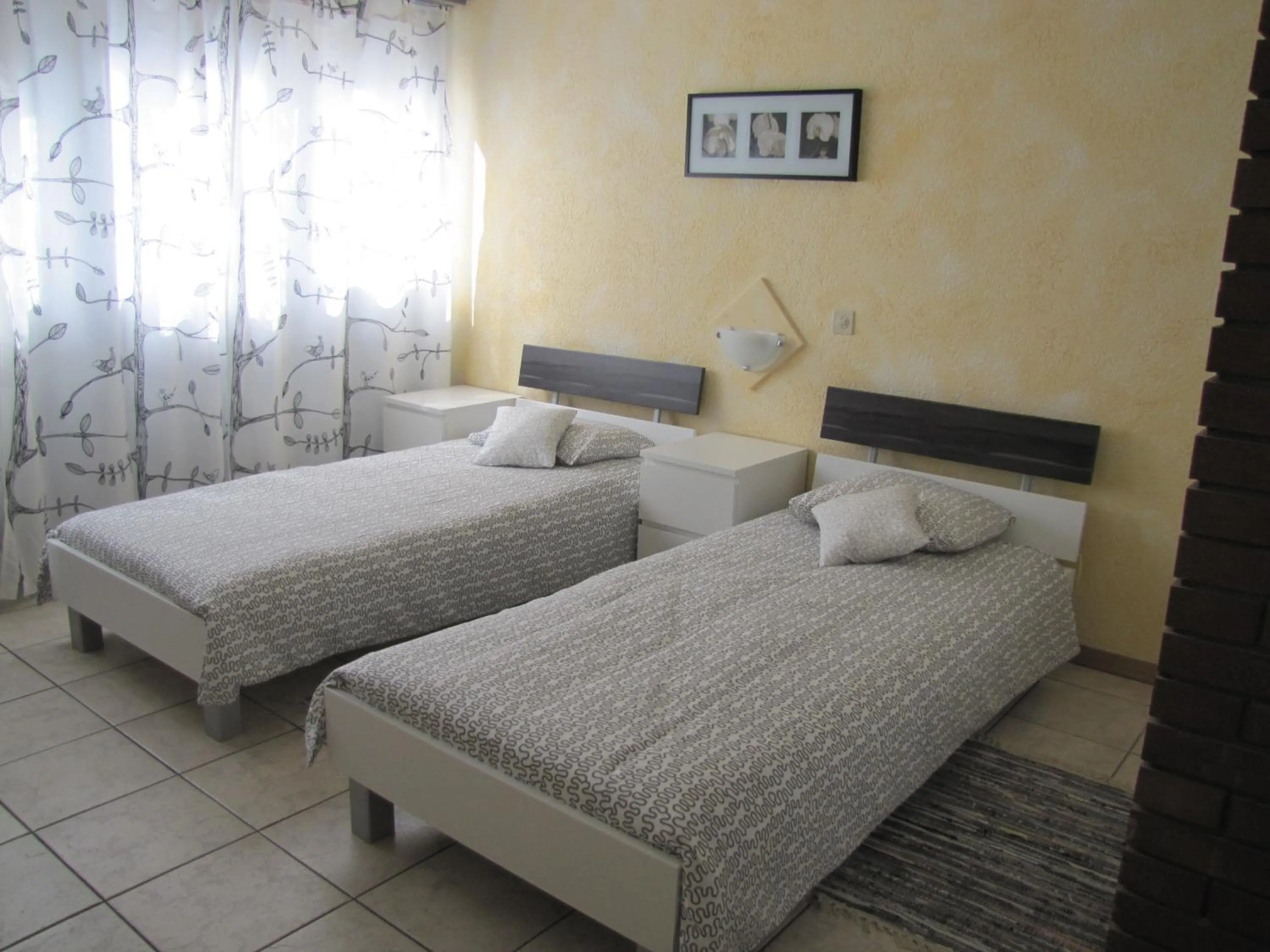 Photo of the whole room, Bed in Residence Tell
