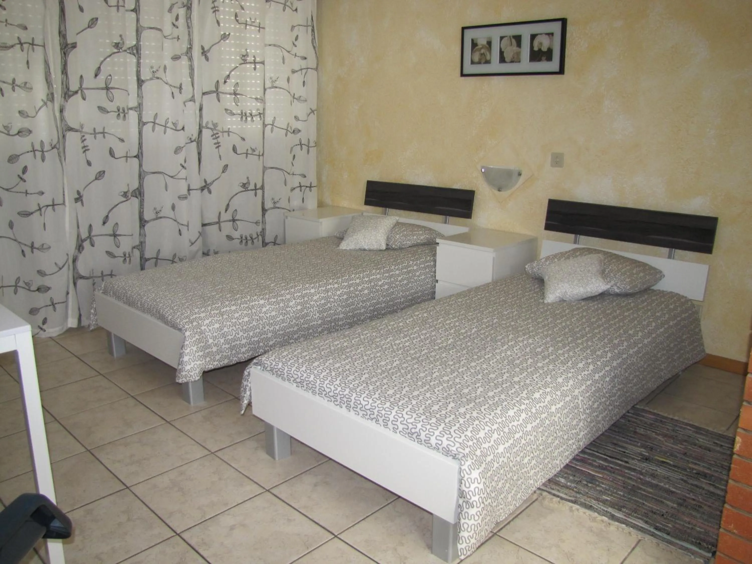 Photo of the whole room, Bed in Residence Tell