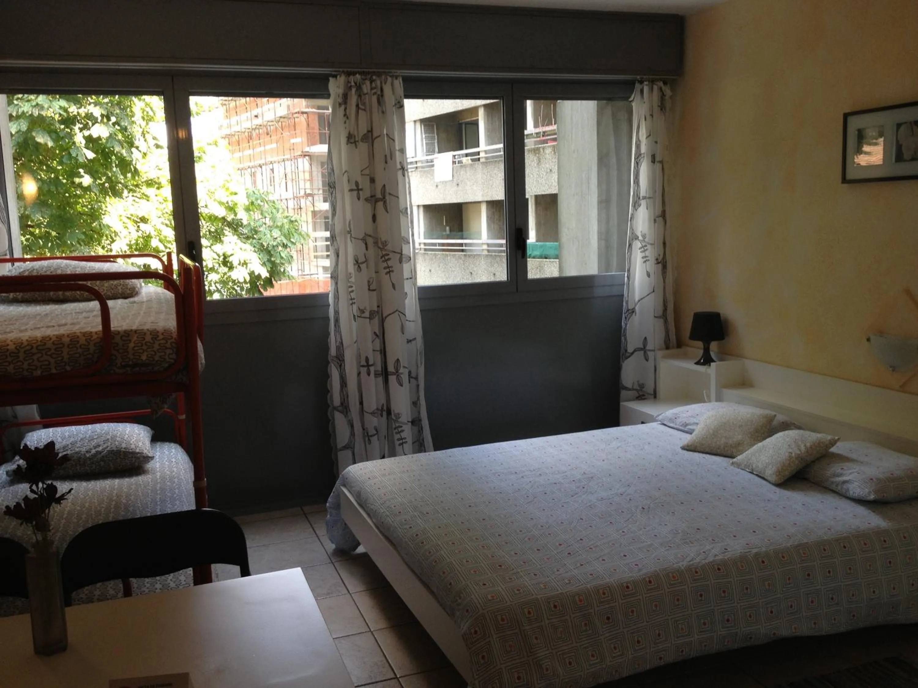 Photo of the whole room, Bed in Residence Tell