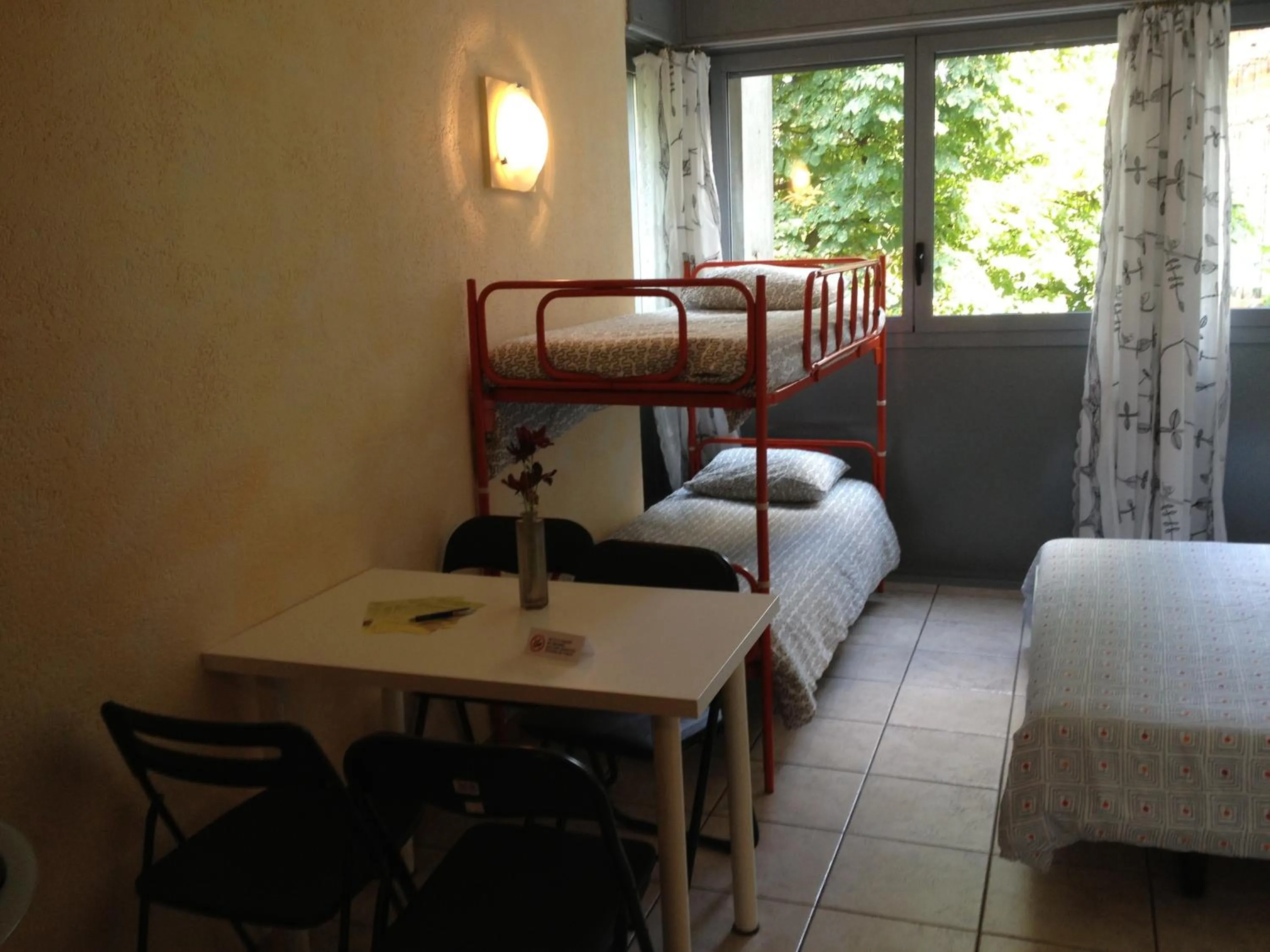 Photo of the whole room, Bed in Residence Tell