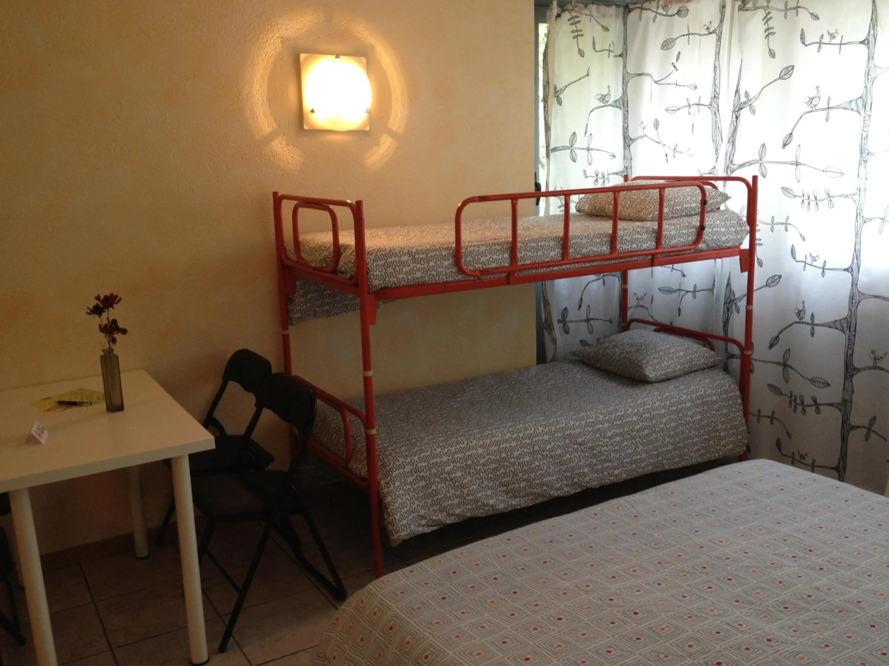 Photo of the whole room, Bed in Residence Tell