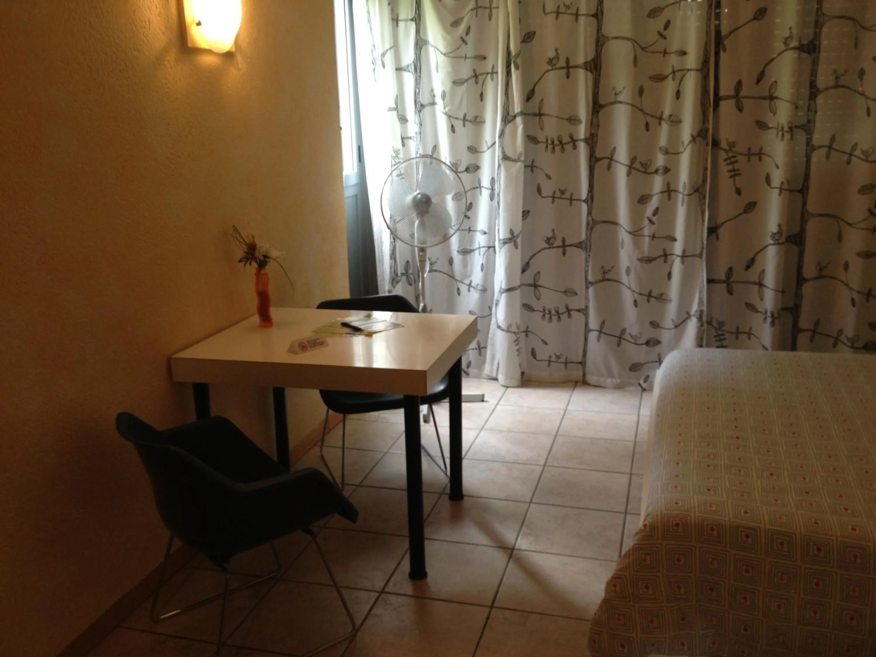 Photo of the whole room, Bed in Residence Tell