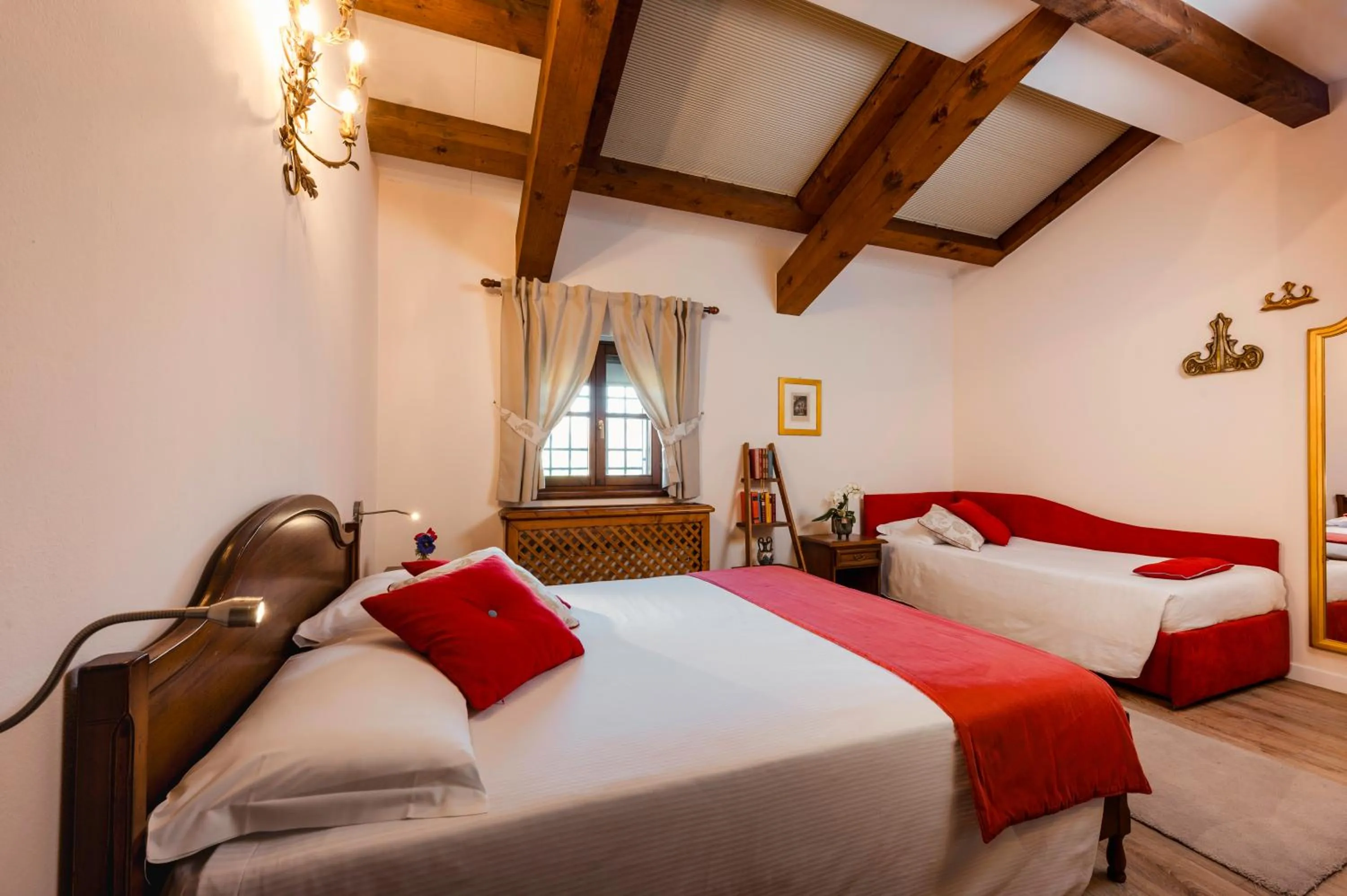 Photo of the whole room, Bed in La Tavernetta Al Castello